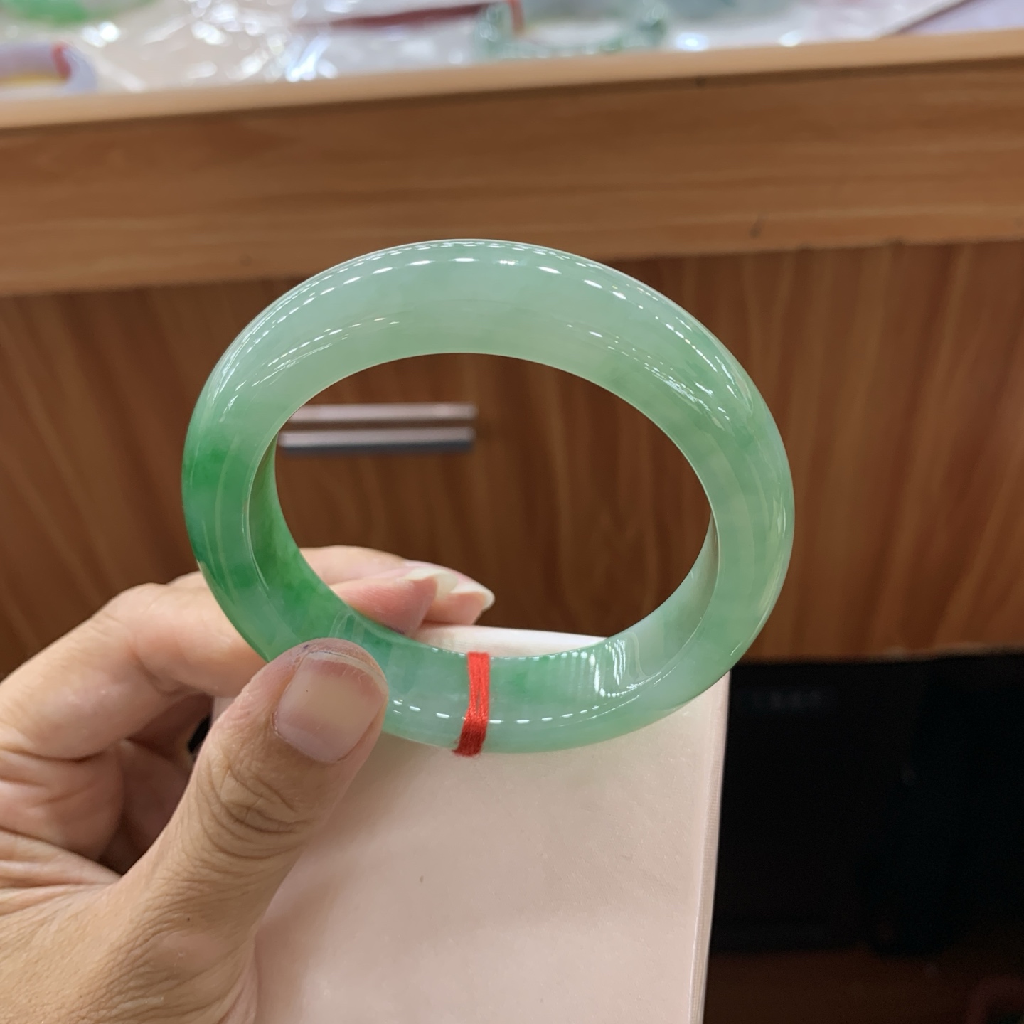 061141CK 飘绿正圈翡翠手镯 56.2-14-9.5