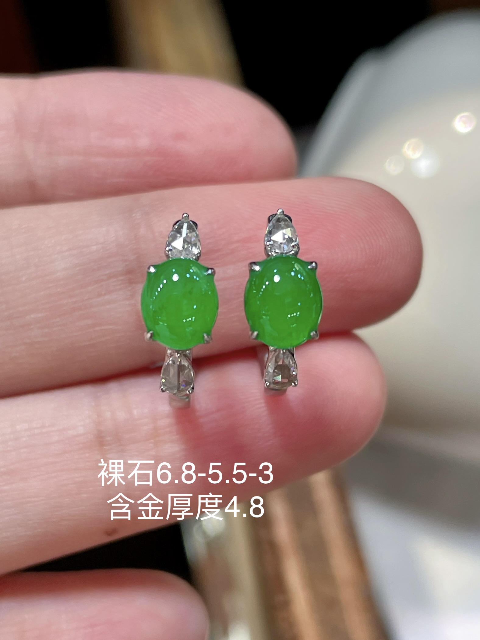 ️ 性比高 精品翡翠蛋面耳钉 冰种阳绿色，起光，耳伴间的青翠绿滴 18k真金镶嵌，细腻水润，6.8