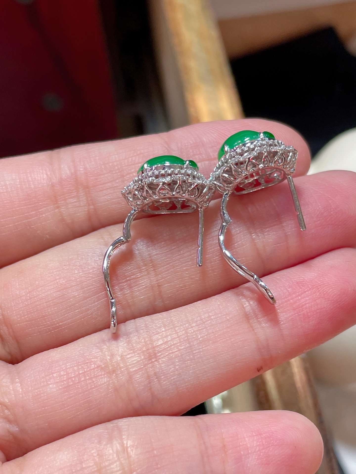 ️ 翡翠福瓜耳钉质地细腻， ️ 很温雅的感觉 芳润温纯 ，种水 18k镶嵌，佩戴高端，9.5-9.7-3.5
