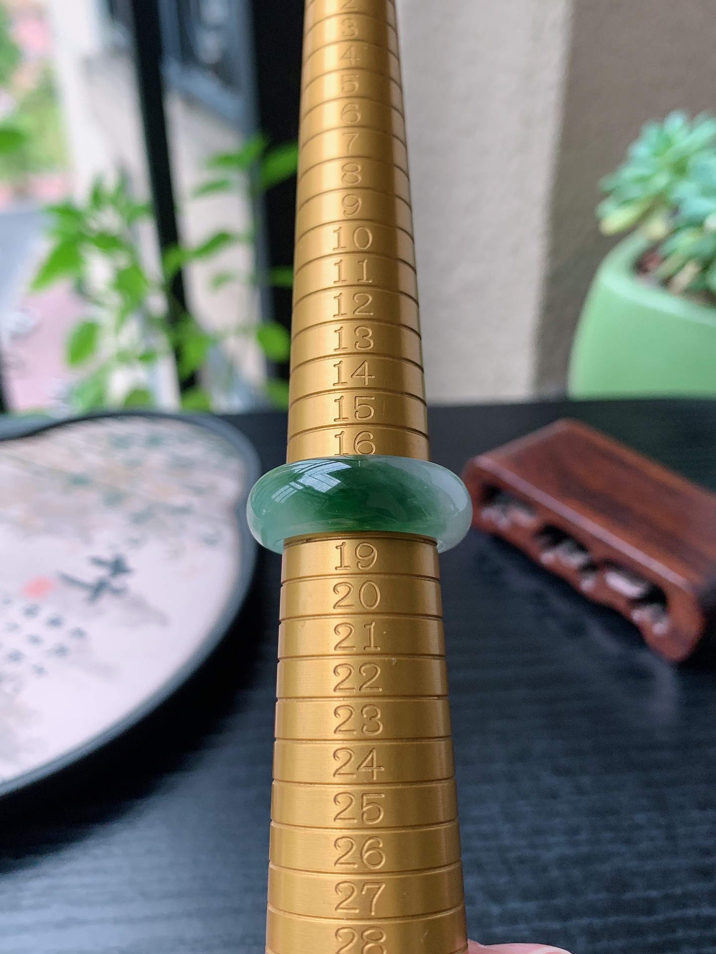老坑冰种胶感飘绿花素面戒指 裸石尺寸:18.3-8.3-4.5mm