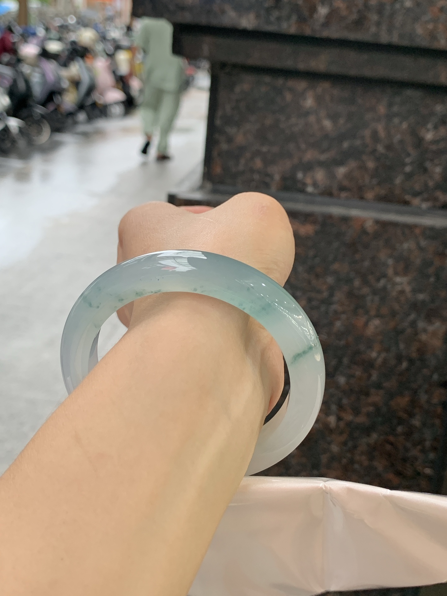 冰飘花正圈 58.4-11.6-9.3 0613-H359-71 打灯细纹，底妆水润细腻，冰底中开出了朵朵兰花，飘花灵动飘逸，勾勒出一幅唯美诗意的山水意境画，古典优雅又秀气