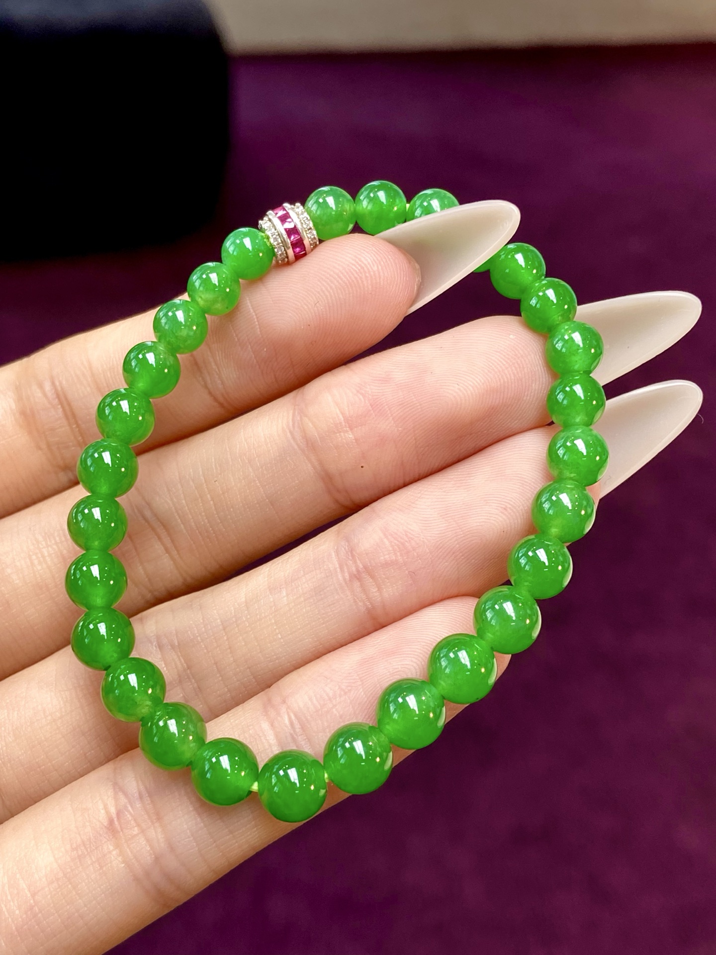 ️高冰种阳绿珠珠手串，一步到位的品质，衬出沉稳气场，谁懂一上手的富贵感，裸石：6.8-5.6mm