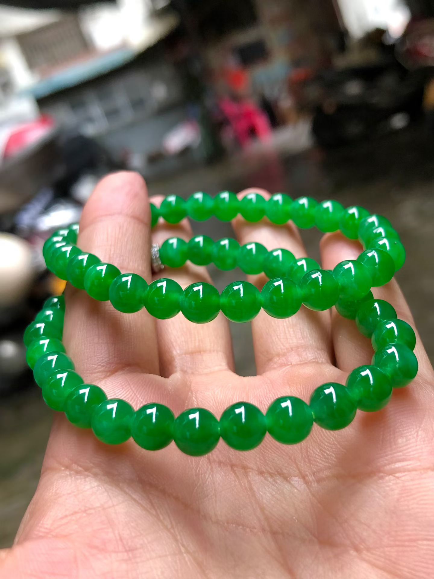 满色珠串一对，色泽浓郁迷人，底子水润细腻起胶感，满色阳绿。尺寸7