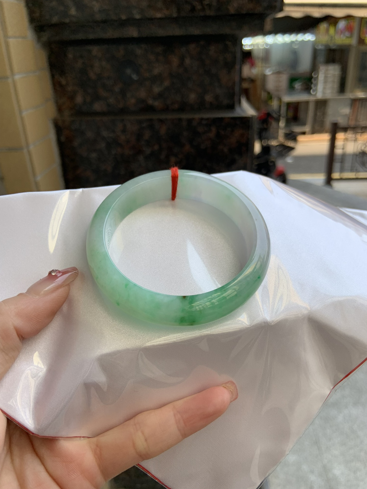 飘绿花正圈
56.3-14.3-8.4干净细腻，简约却充满灵气，清新如芽，宛若自然的画卷凝结于腕间，静中带动，韵味悠长