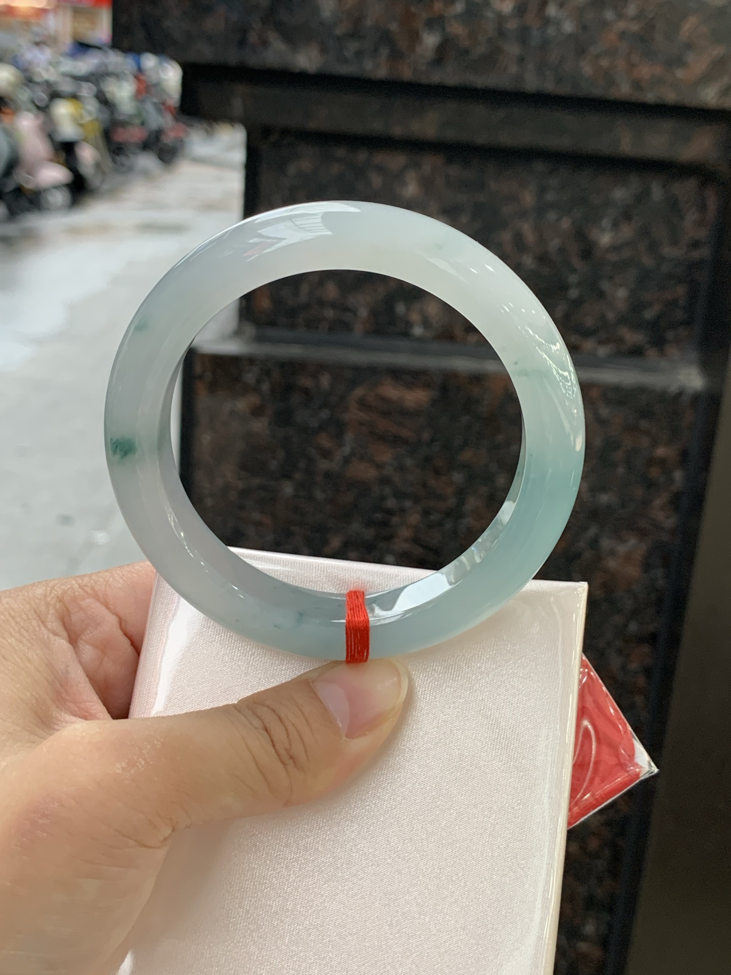 冰飘花正圈 58.4-11.6-9.3 0613-H359-71 打灯细纹，底妆水润细腻，冰底中开出了朵朵兰花，飘花灵动飘逸，勾勒出一幅唯美诗意的山水意境画，古典优雅又秀气