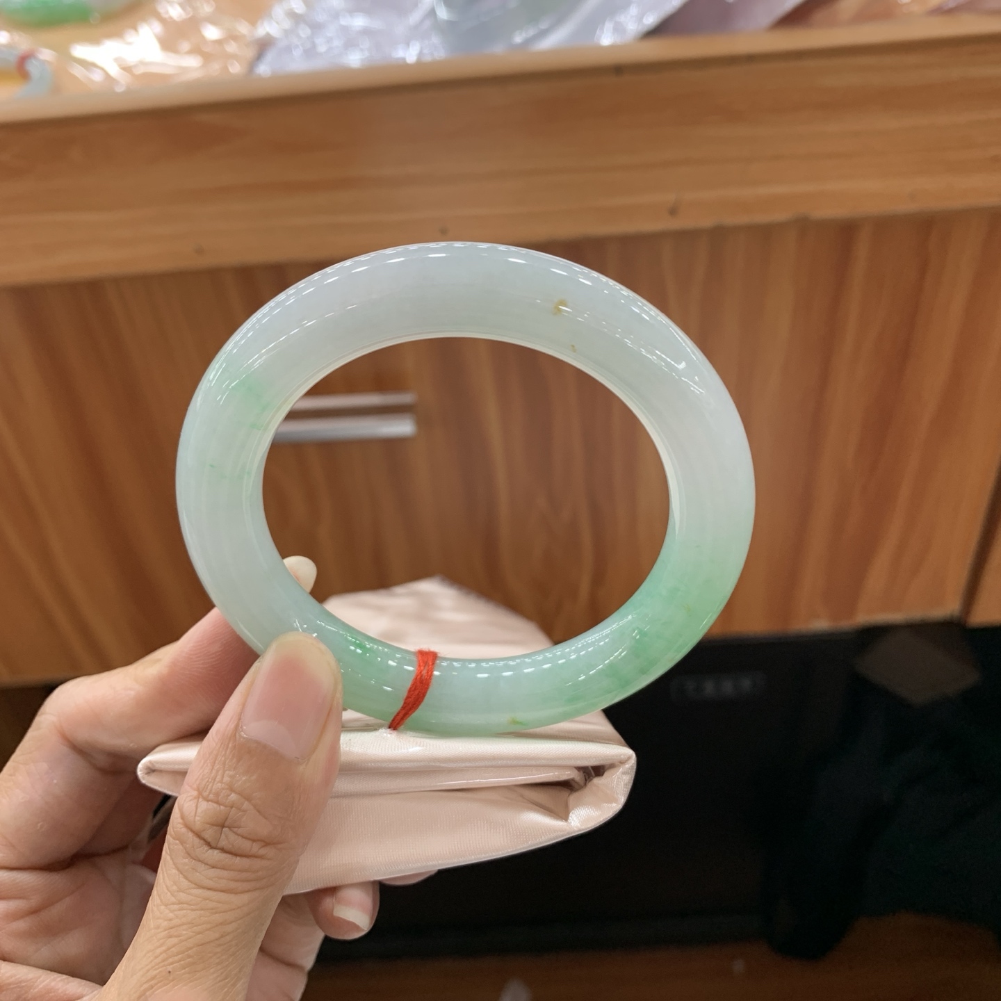 飘绿花圆条翡翠手镯 59.3-11.7