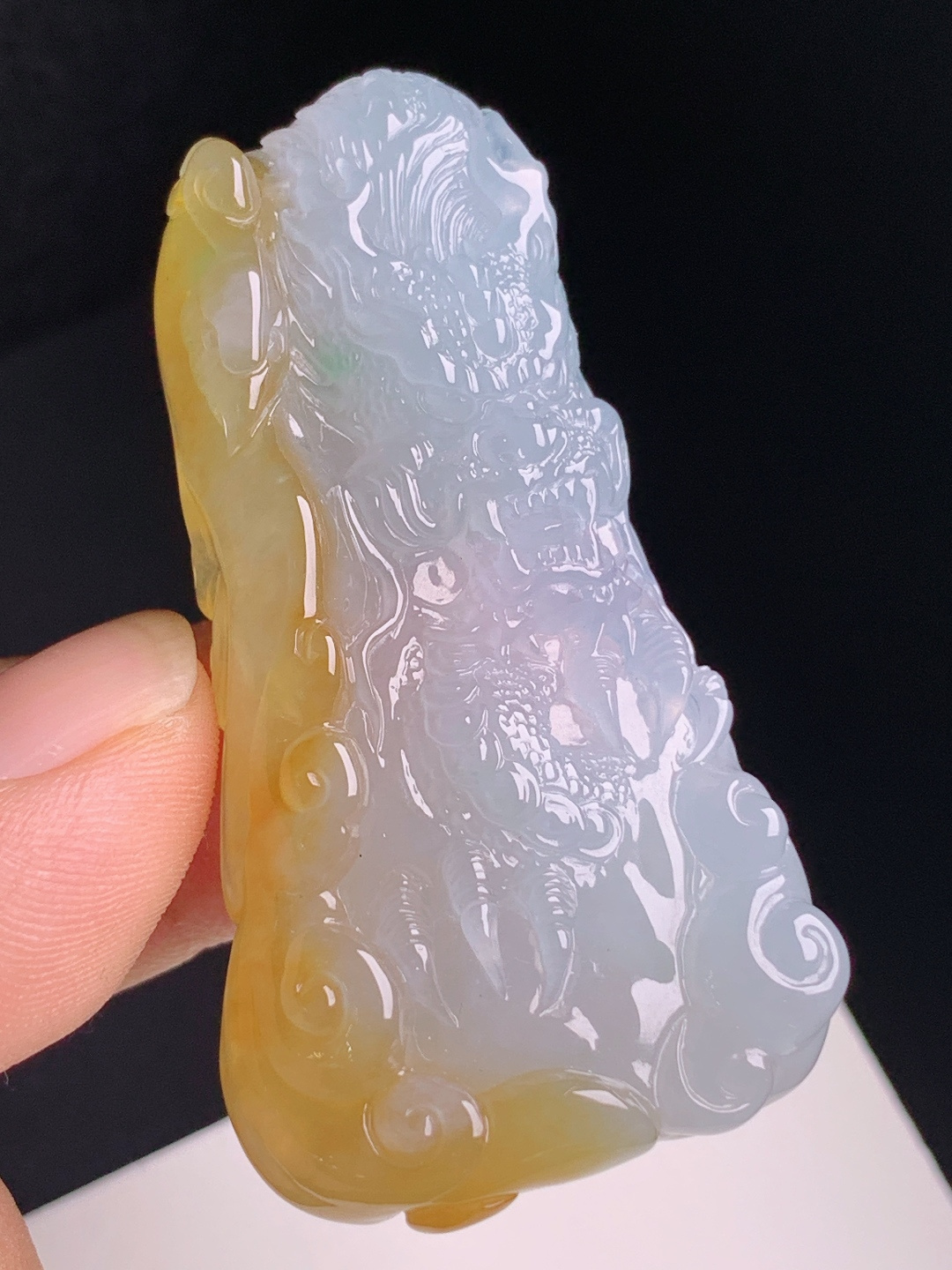 冰黄翡龙牌，俏色巧雕，雕工霸气胶感十足，龙腾祥瑞贵气逼人