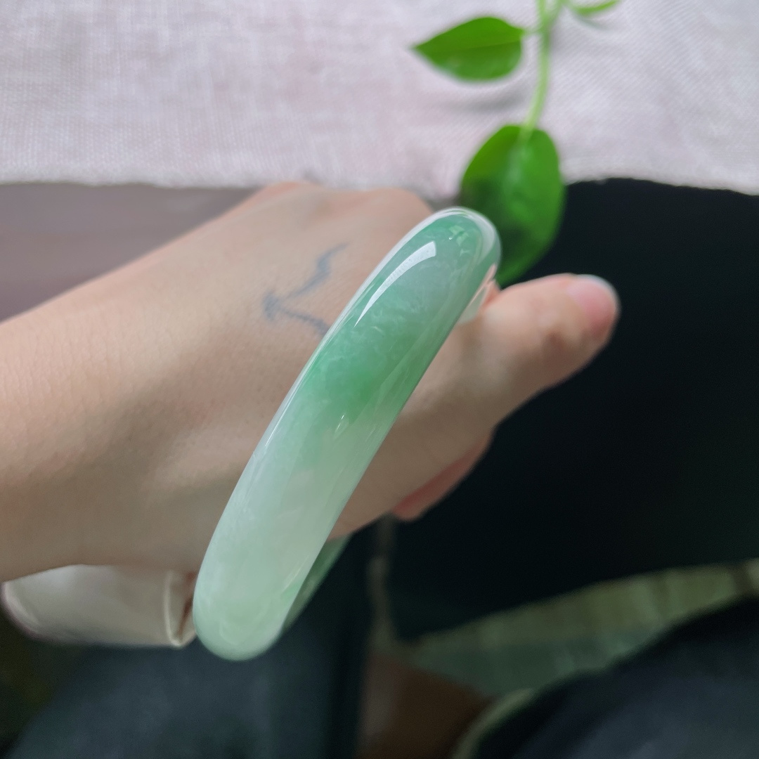58.8/12.5/8.7飘绿正圈，水润细腻，翠色伊人，郁郁葱葱，晶体，ss52576a