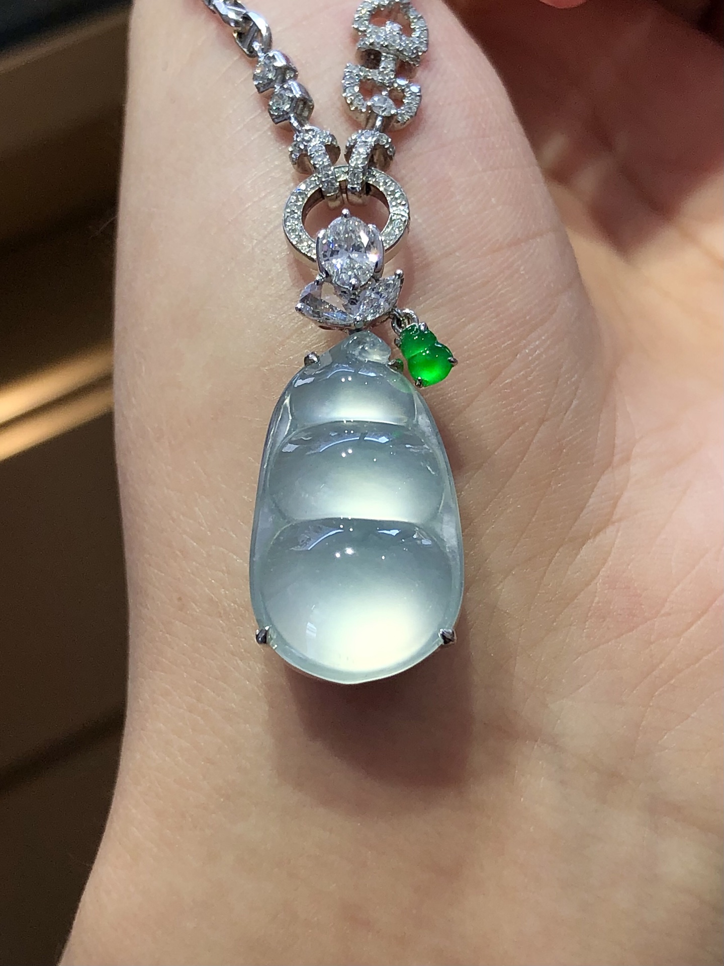 ️玻璃种福豆吊坠 豆形讨喜饱满，右侧搭配冰种阳绿葫芦小提溜，时尚感拉满，钢光十足，冰透纯净，后面全