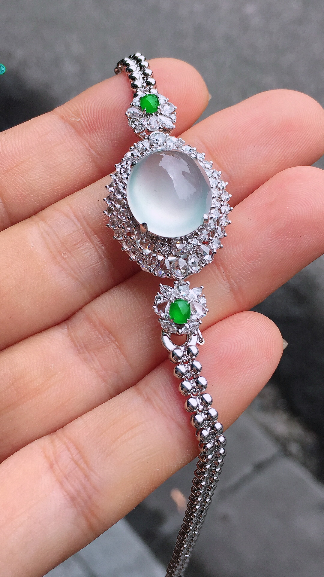 高冰蛋面手链/吊坠两用款，玉质细腻，荧光感超
强，饱满圆润，简单大方，尽显优雅气质，18k
金豪华镶嵌