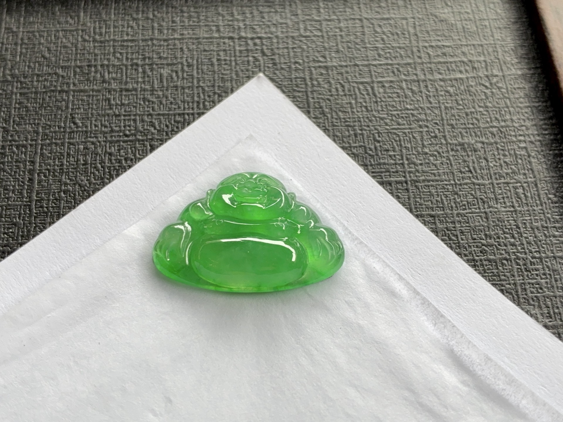 冰绿佛公，翠色浓郁鲜亮，佛光蕴韵