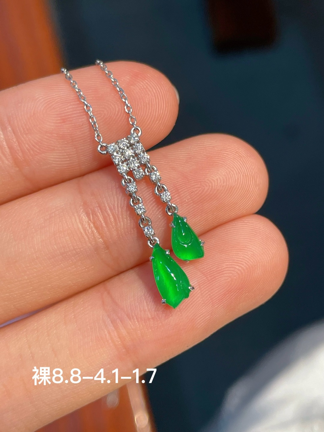 阳绿锁骨链  18k金镶嵌 强烈推荐，8.8-4.1-1.7