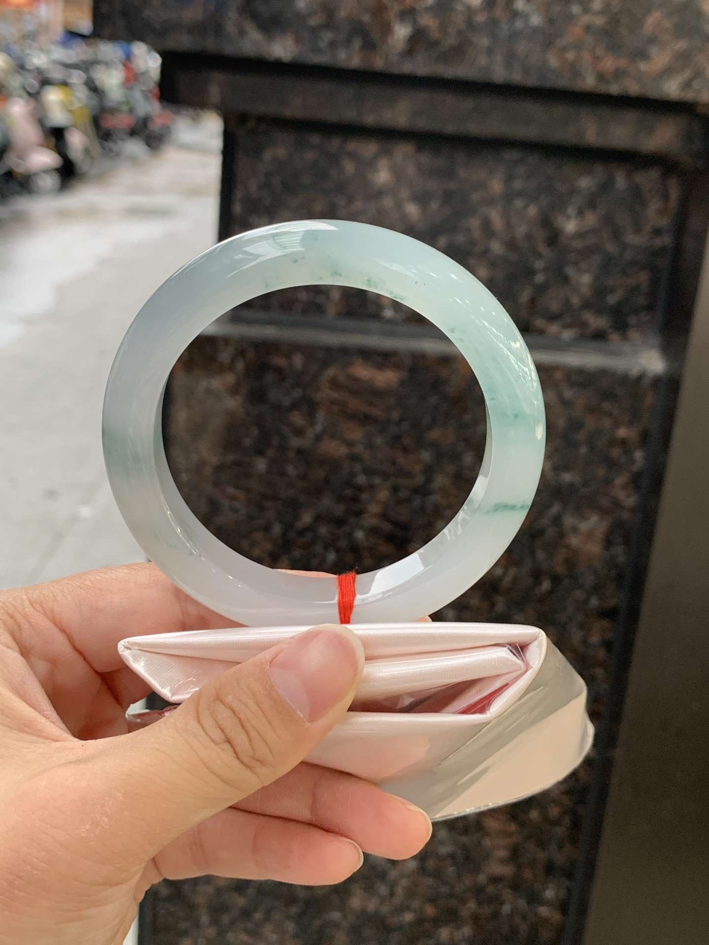 冰飘花正圈 58.4-11.6-9.3 0613-H359-71 打灯细纹，底妆水润细腻，冰底中开出了朵朵兰花，飘花灵动飘逸，勾勒出一幅唯美诗意的山水意境画，古典优雅又秀气