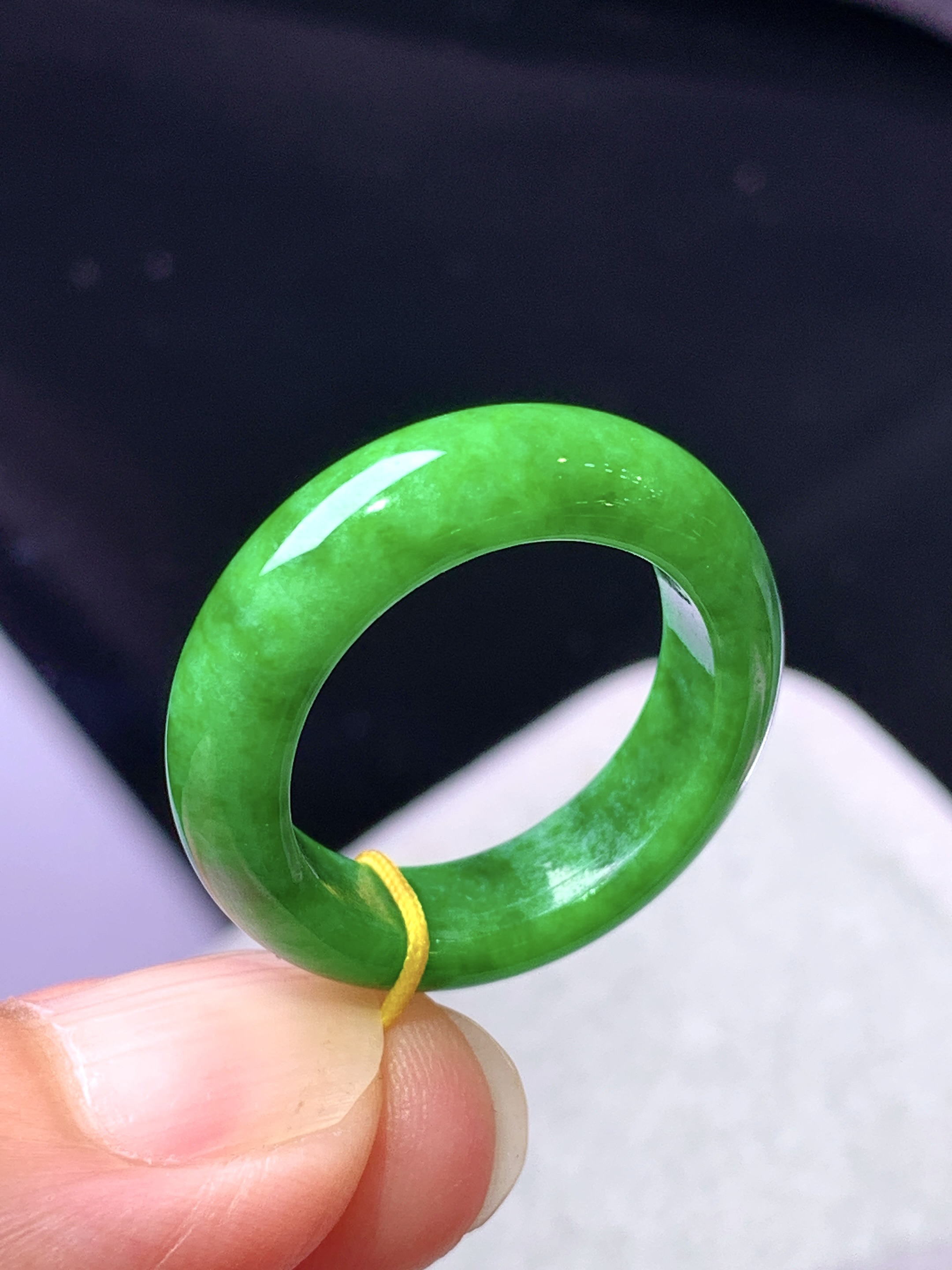 满绿指环 玉质细腻 色泽艳丽清新 整体尺寸25*6*4 圈口14 b1