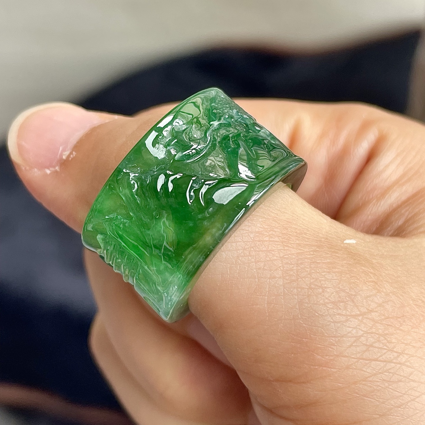 缅料冰种满绿雕花扳指，色辣，饱满水润，无裂，裸石尺寸14.8/3.6--19编码0612好数字上1221