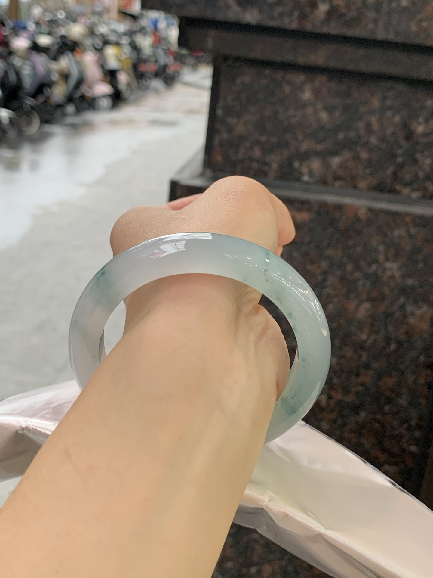 冰飘花正圈 58.4-11.6-9.3 0613-H359-71 打灯细纹，底妆水润细腻，冰底中开出了朵朵兰花，飘花灵动飘逸，勾勒出一幅唯美诗意的山水意境画，古典优雅又秀气