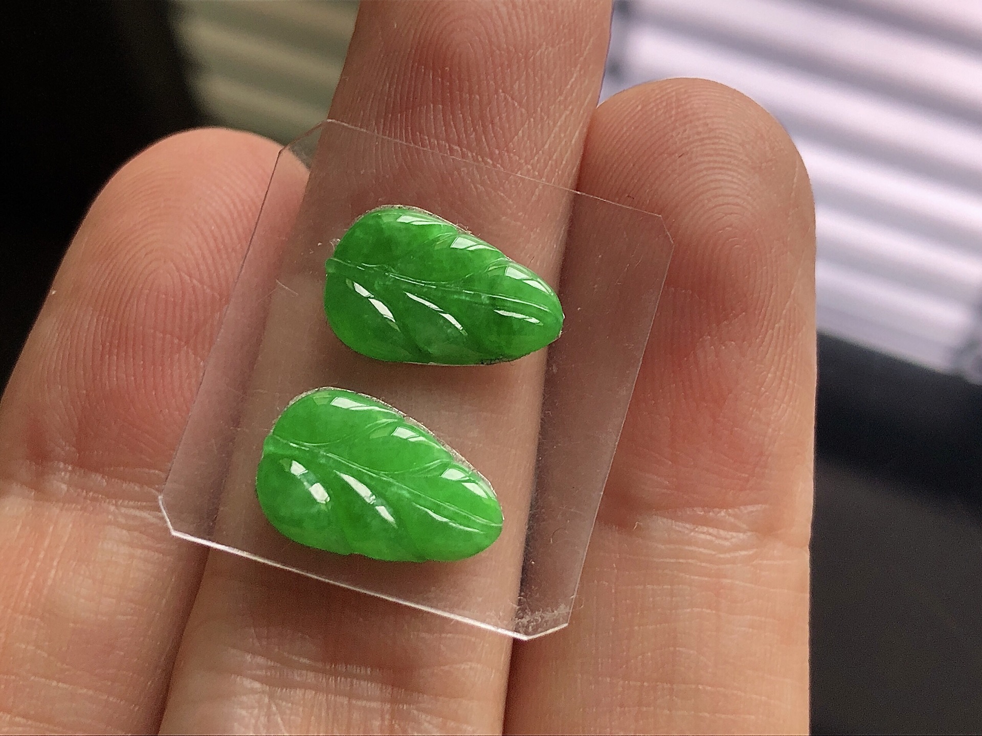 冰种阳绿树叶，色泽艳阳，通透水润，玉质细腻，夺目迷人，镶嵌效果，品相，无裂，尺寸13*8.3*2.5