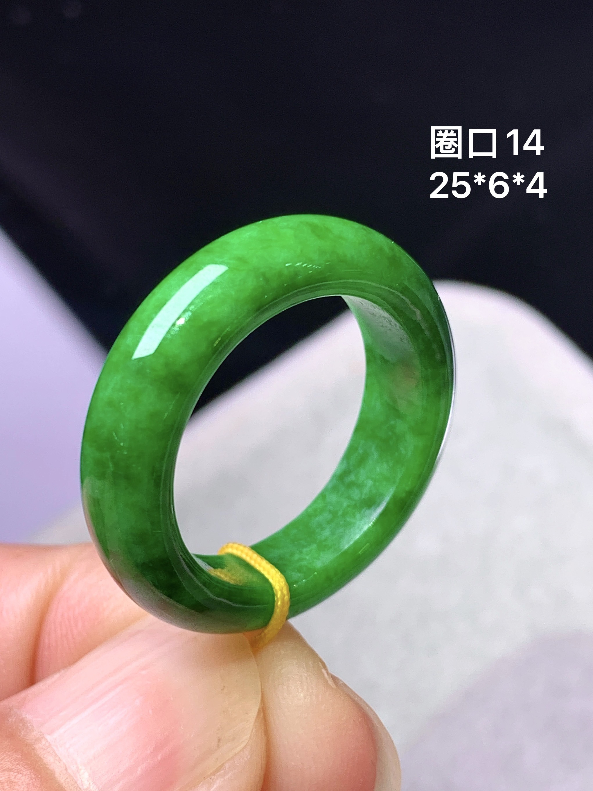 满绿指环 玉质细腻 色泽艳丽清新 整体尺寸25*6*4 圈口14 b1