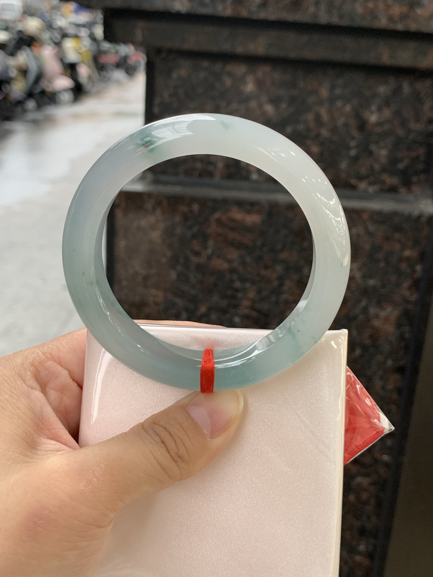 冰飘花正圈 58.4-11.6-9.3 0613-H359-71 打灯细纹，底妆水润细腻，冰底中开出了朵朵兰花，飘花灵动飘逸，勾勒出一幅唯美诗意的山水意境画，古典优雅又秀气