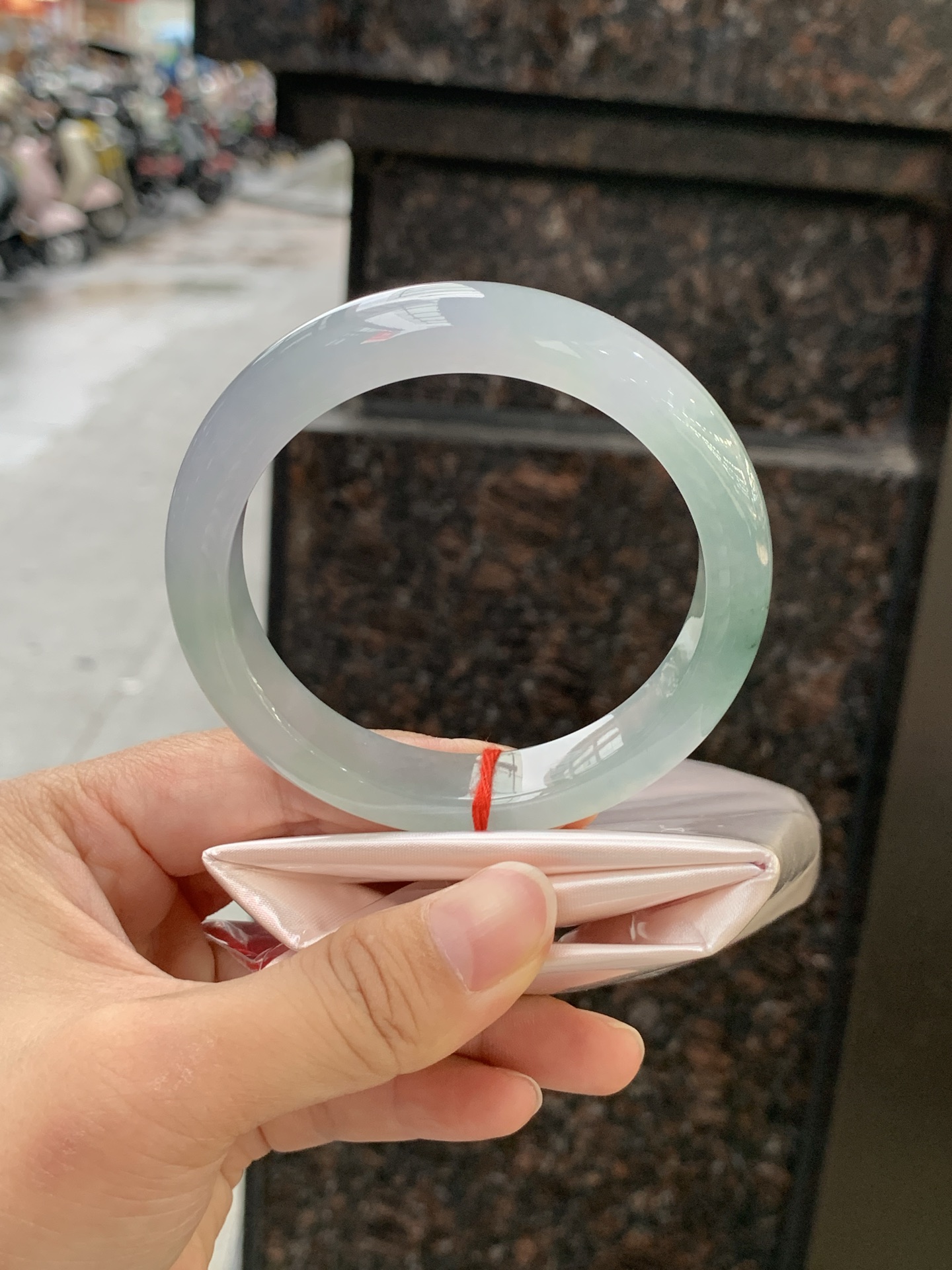 冰春彩正圈 58.5-12.5-8.7 0613-H359-77 无裂，冰透莹润，湖水青渐变底色柔和耐看，种水通透干净，光线穿过自带水光灵气