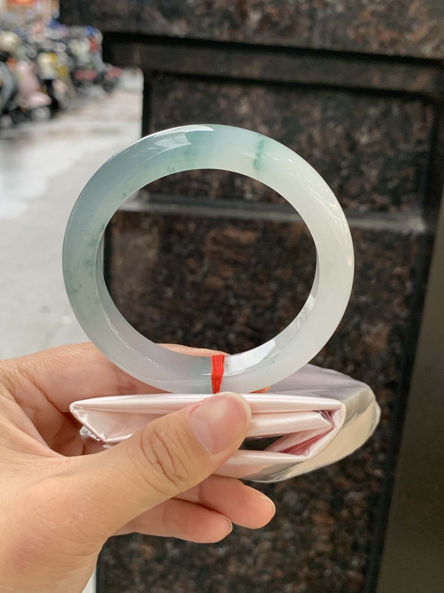 冰飘花正圈 58.4-11.6-9.3 0613-H359-71 打灯细纹，底妆水润细腻，冰底中开出了朵朵兰花，飘花灵动飘逸，勾勒出一幅唯美诗意的山水意境画，古典优雅又秀气