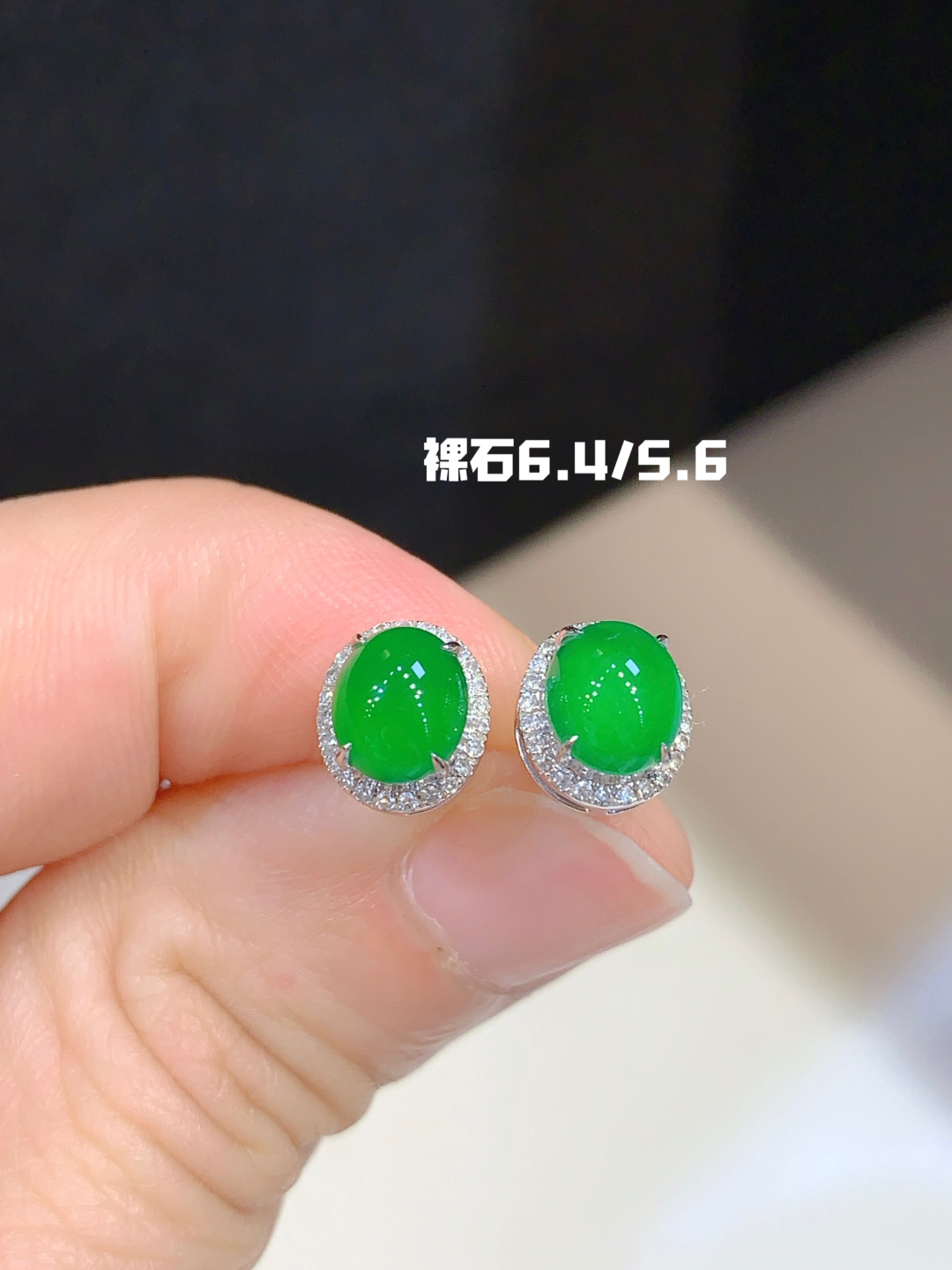 ️阳绿蛋面耳钉 色泽清新 简约灵气，6.4-5.6