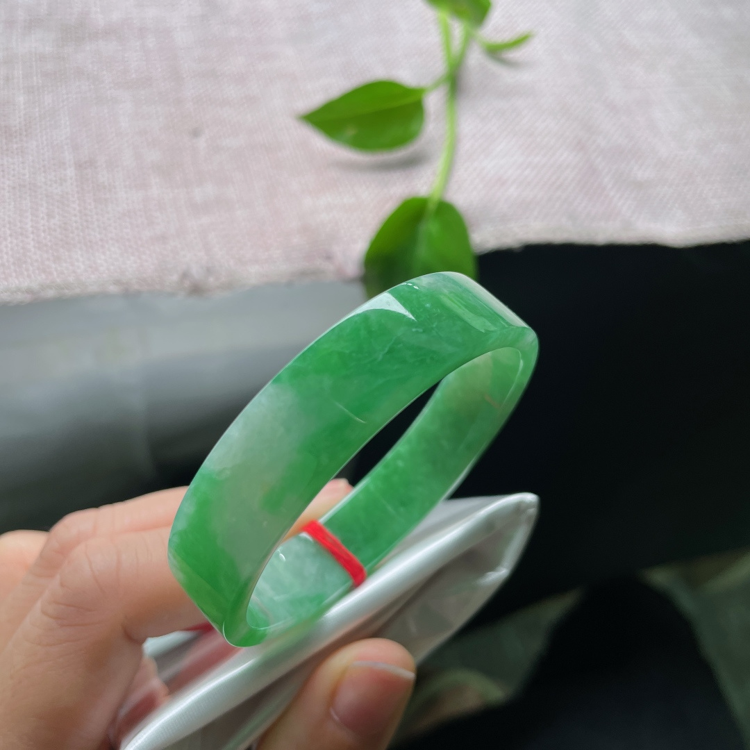 52.1/12.3/3.9绿底方镯，小手福利，颜色鲜艳夺目，彰显贵气，水润，50-51戴，有纹，ss50211a