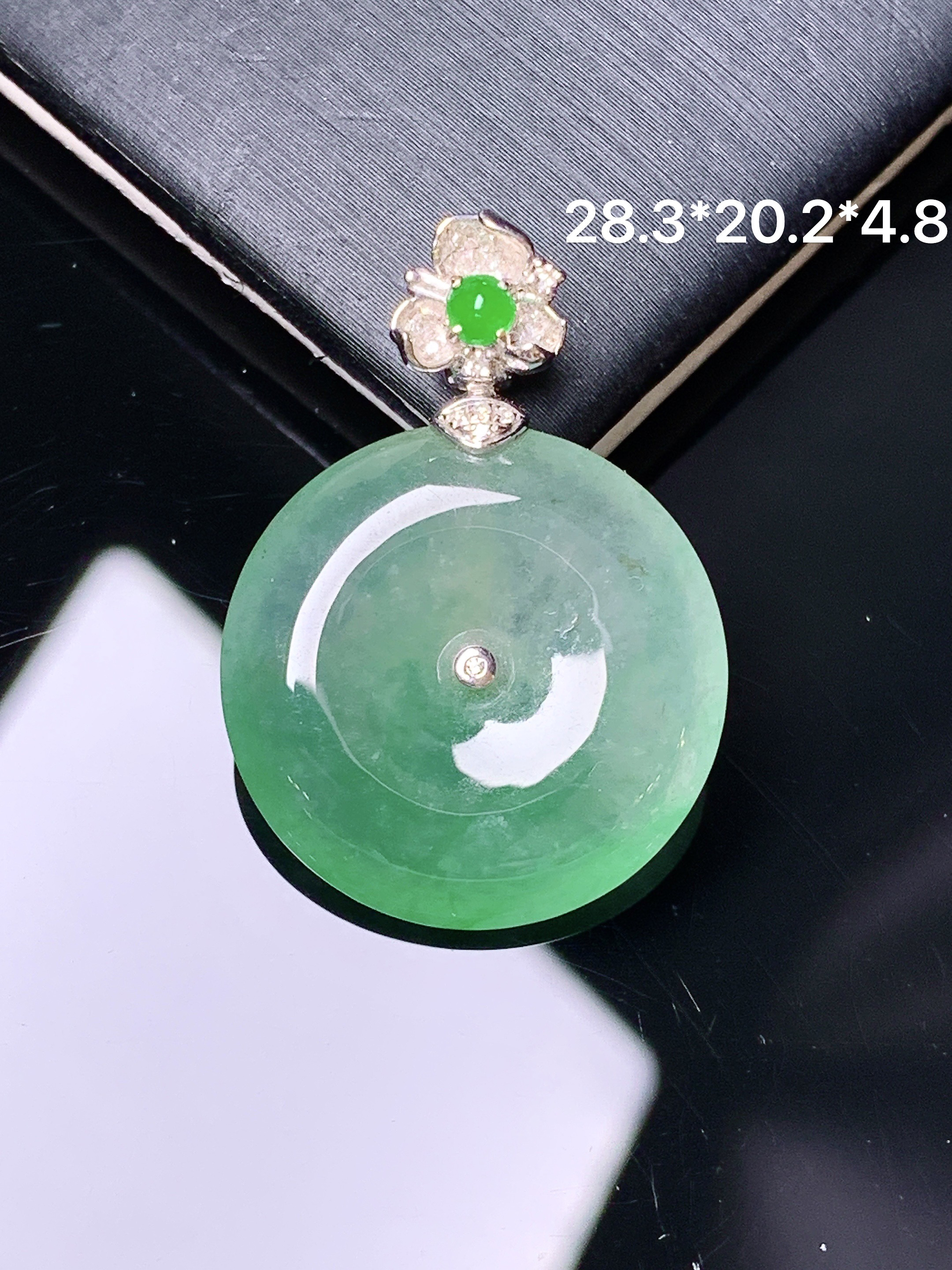 18金钻镶嵌飘绿平安扣吊坠 玉质细腻 色泽艳丽清新 整体尺寸28.3*20.2*4.8 b1
