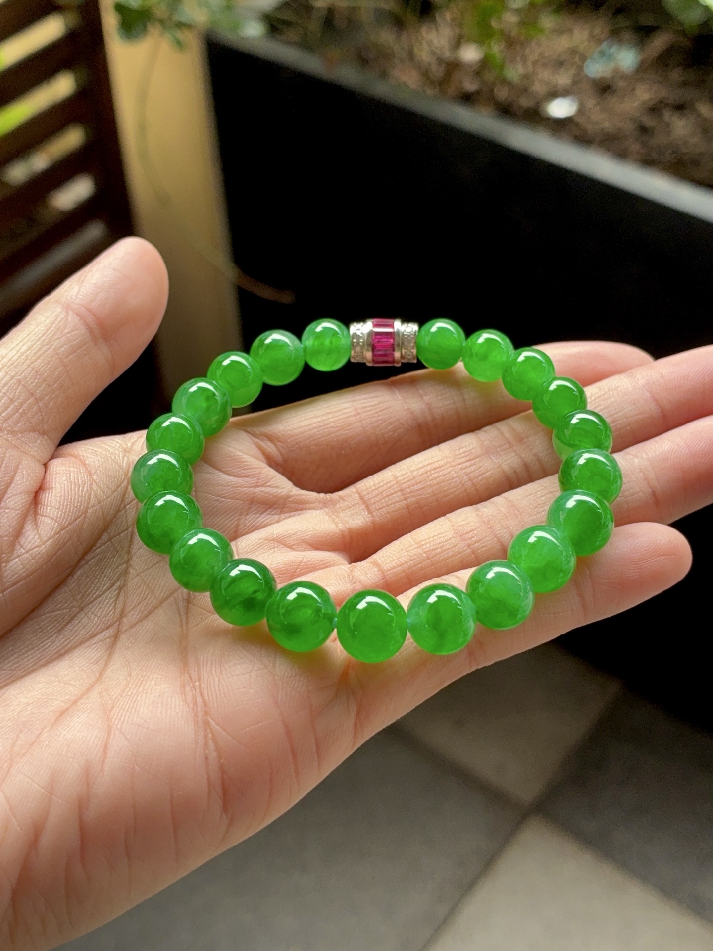 ️ 满绿珠串，翠染珠圆，绿意萦腕。取山间灵翠，琢玲珑圆珠，一戴便是半生清雅。尺寸9.1/7.9共2