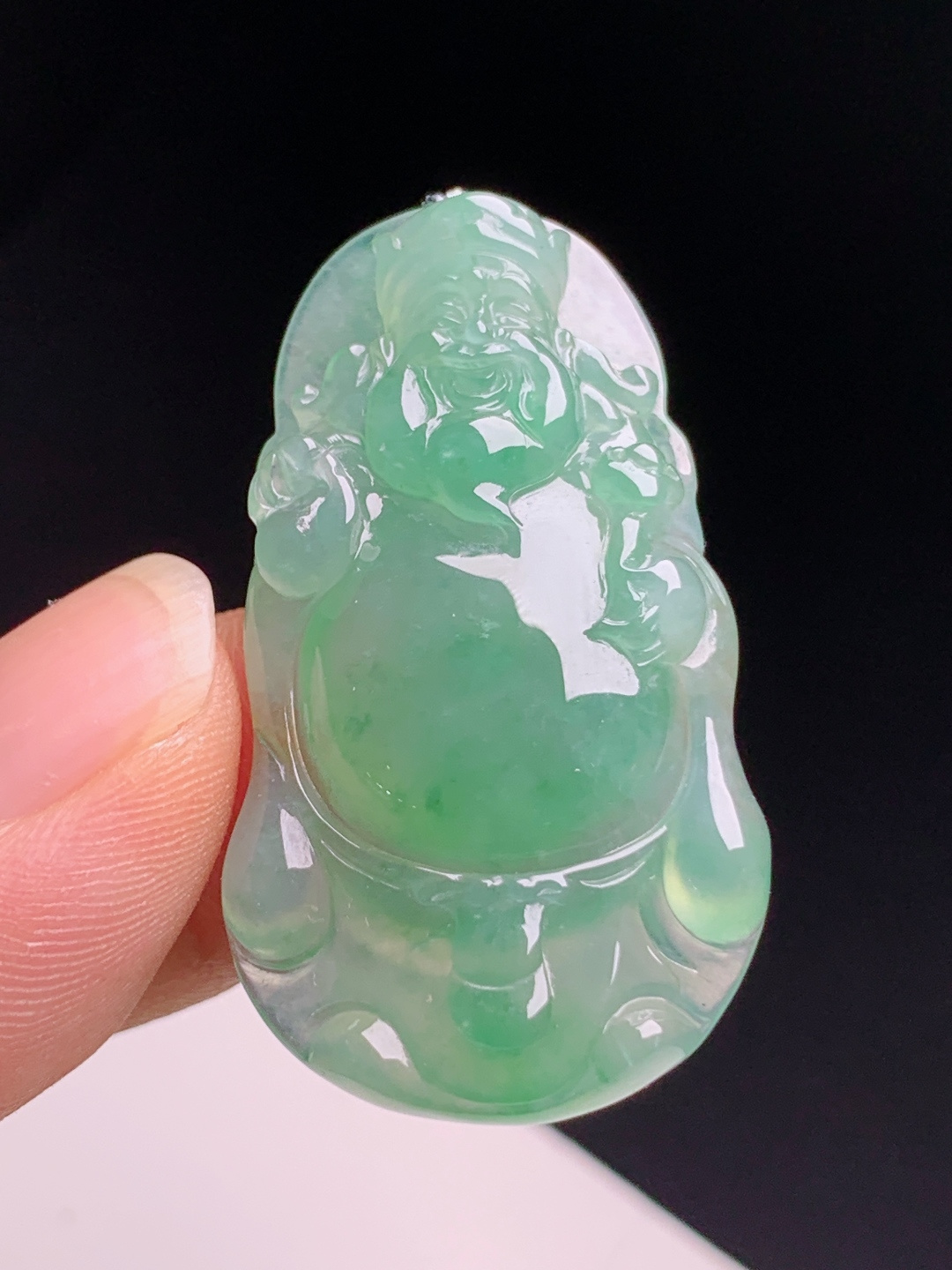 冰晴绿财神吊坠，水润通透色泽清新，财运亨通喜气洋洋