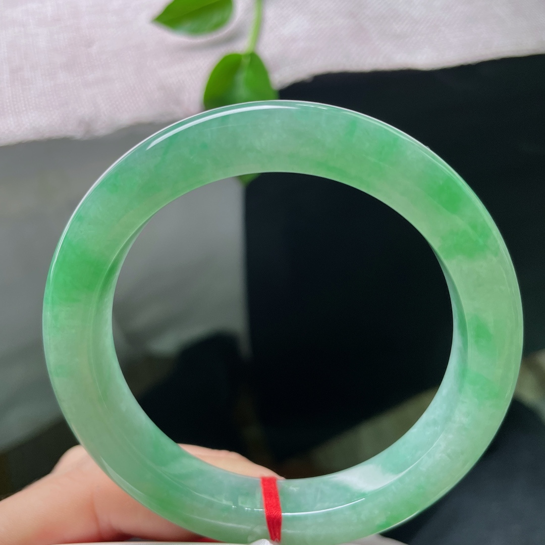 59.8/11.5/9.7，绿底正圈，大圈口，是凝固的一汪春水，温润如水，贵气不言。无裂，ss53410a