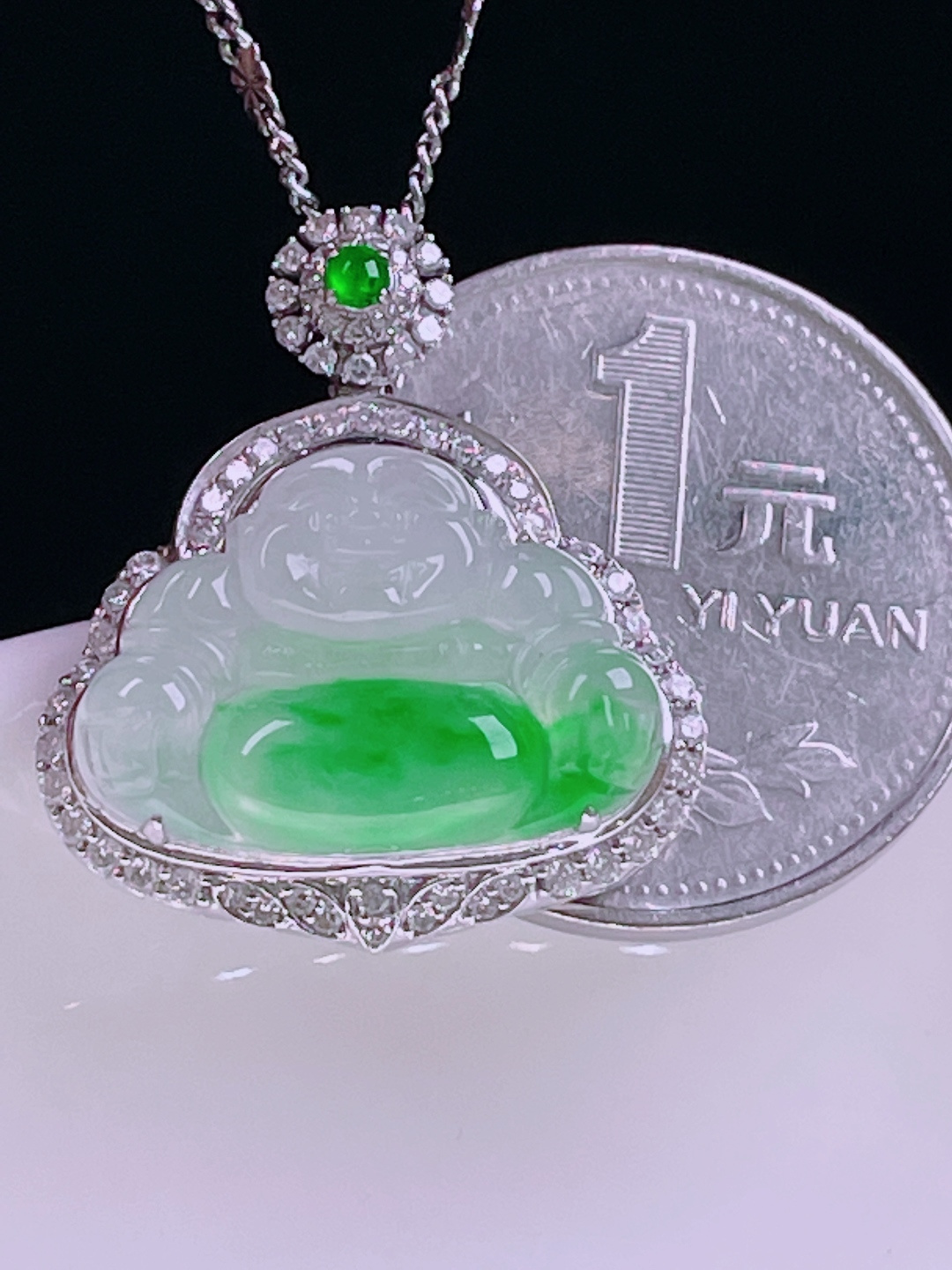 ️冰绿佛公，老种起光，细底通透，尺寸：25.7/22.5/9mm0613