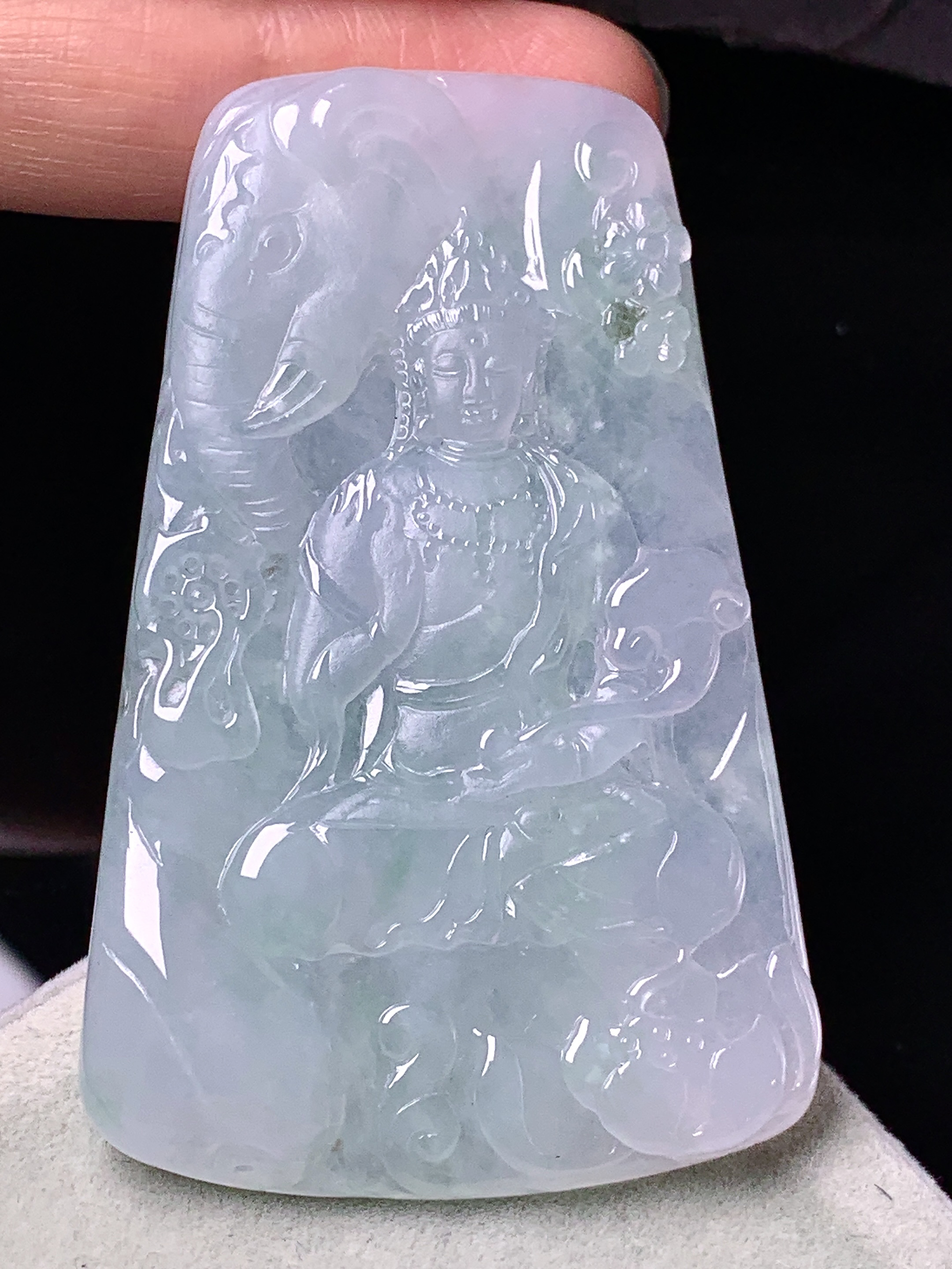飘绿普贤观音菩萨吊坠 玉质细腻 色泽艳丽清新 整体尺寸60.2*38.2*5 d1