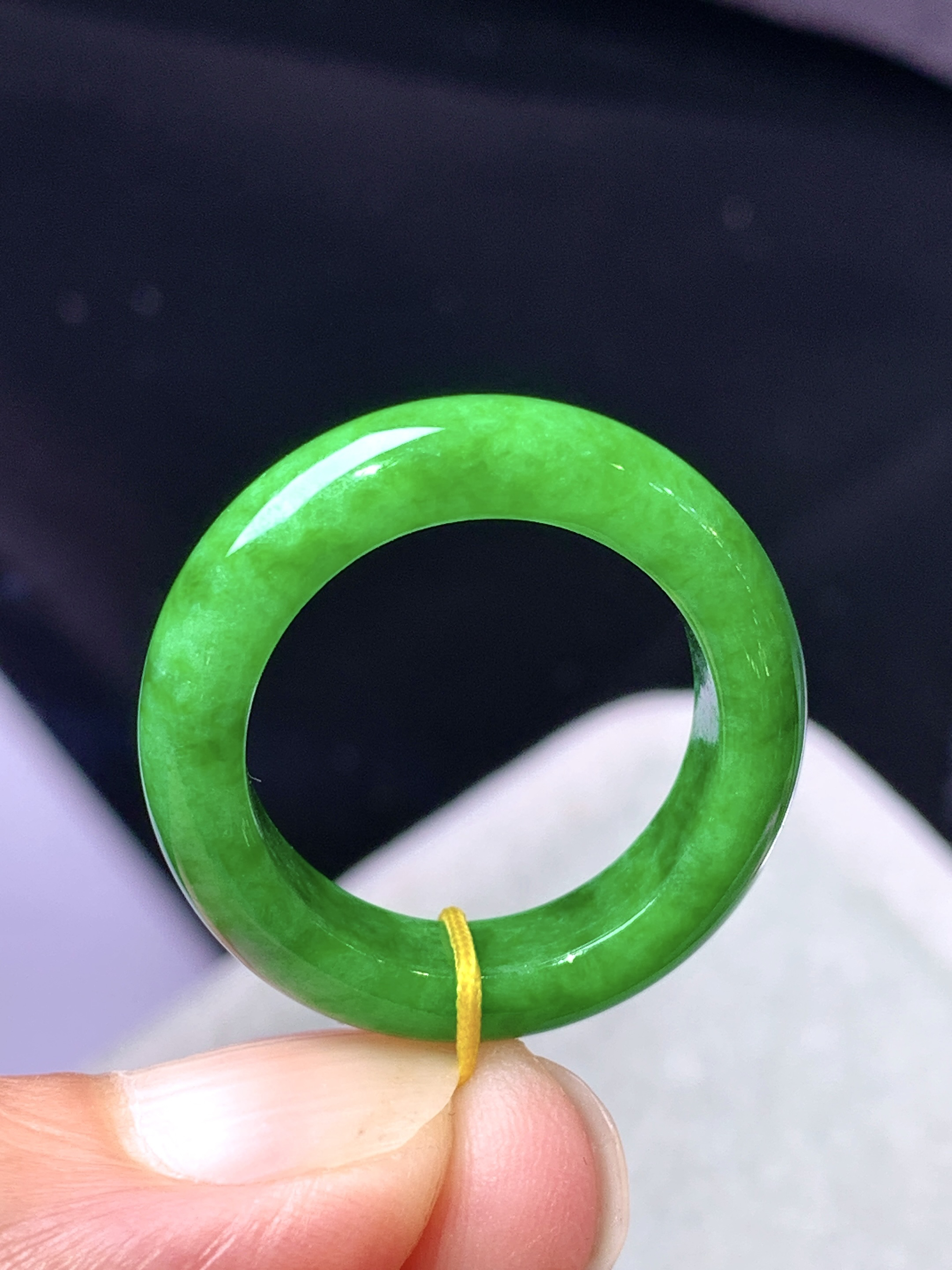 满绿指环 玉质细腻 色泽艳丽清新 整体尺寸25*6*4 圈口14 b1