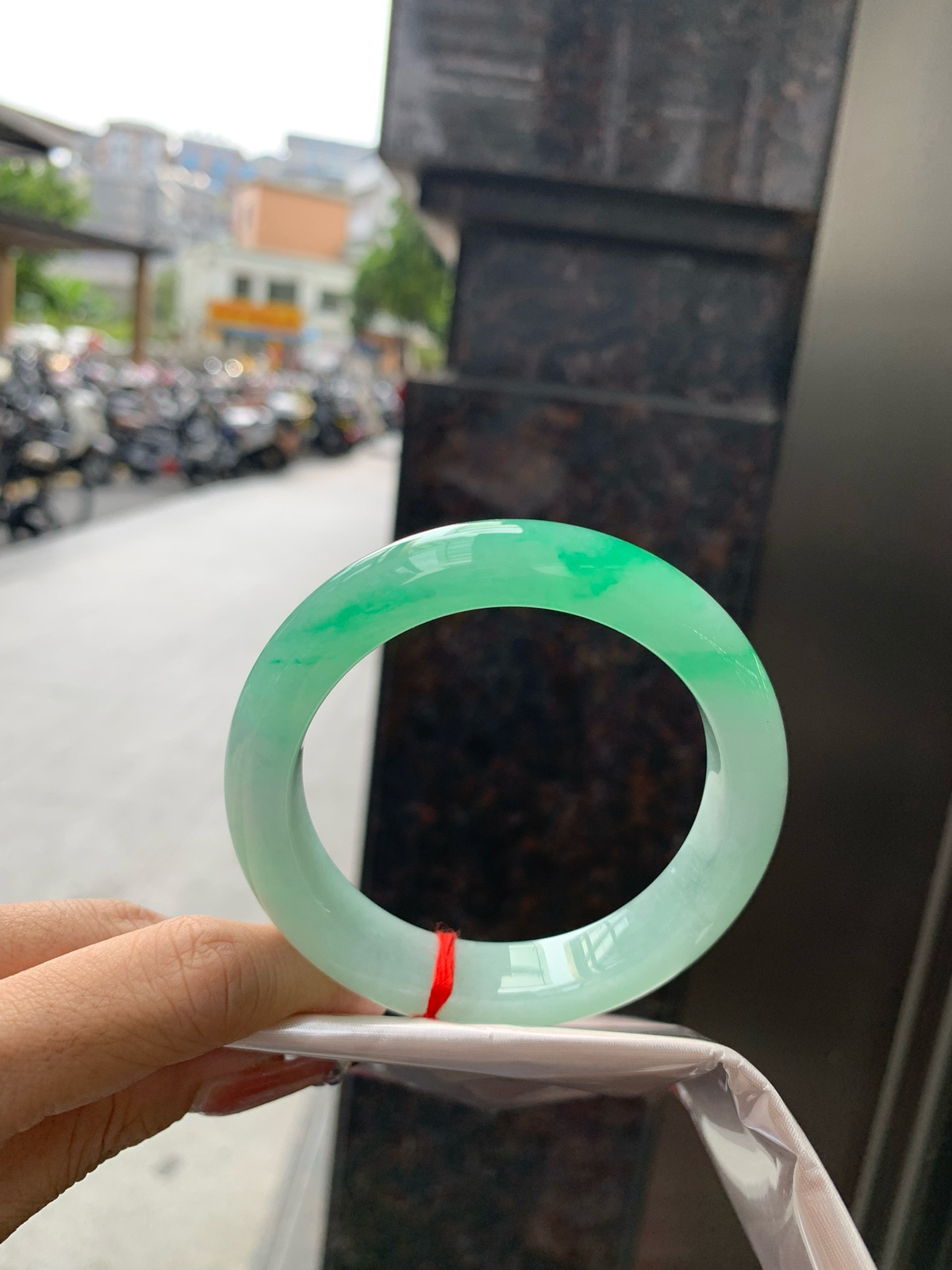 白底青阳绿正圈
56.5-9-12.2
底妆水润，干净细腻，简约却充满灵气，半圈阳绿花色点缀，清新如芽，宛若自然的画卷凝结于腕间，静中带动，韵味悠长..