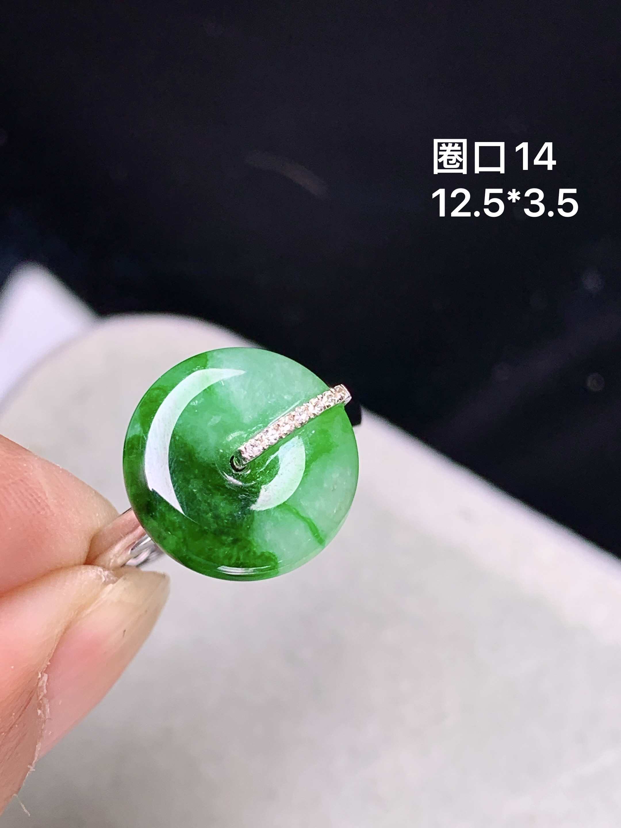 18金钻镶嵌飘绿平安扣吊坠 玉质细腻 色泽艳丽清新 圈口14 整体尺寸12.5*3.5 b1