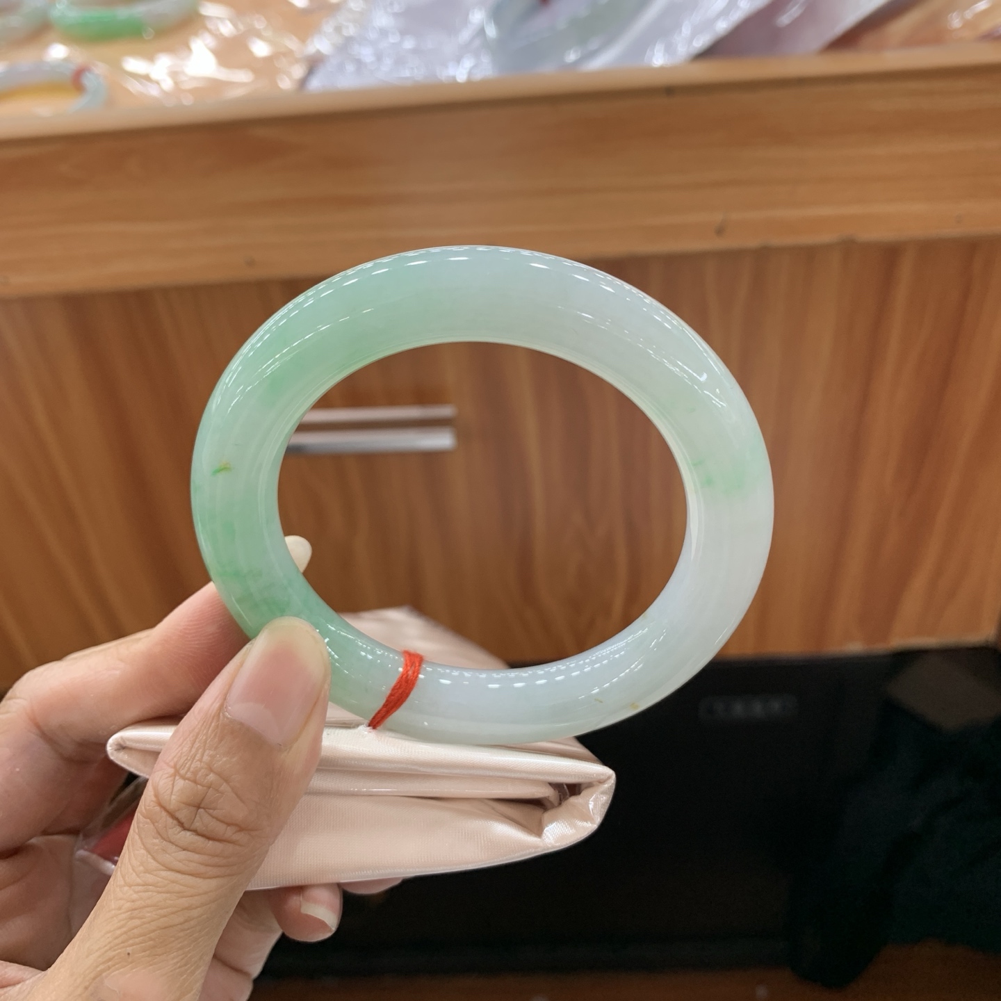 飘绿花圆条翡翠手镯 59.3-11.7