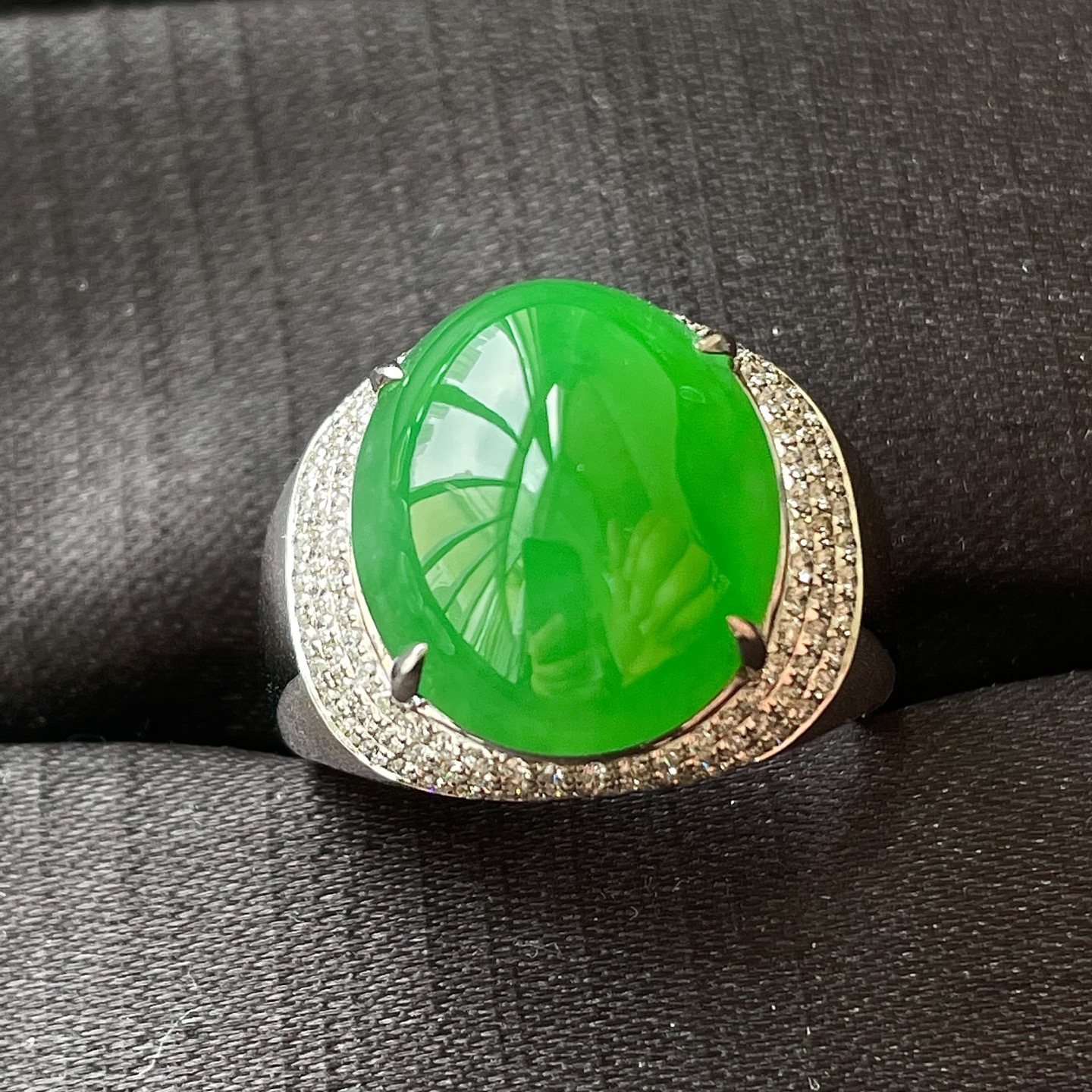 ️缅料高冰阳绿男戒指，色辣，18k金镶嵌，饱满水润，无裂，裸石尺寸16/13.7/8编码0612好