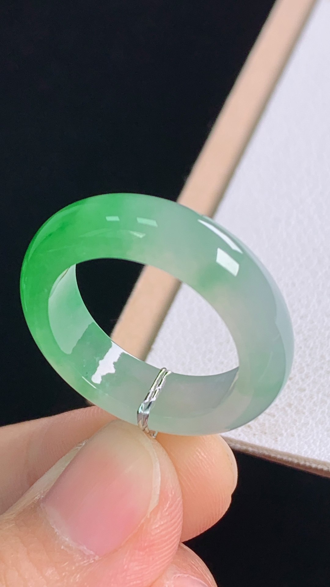 ️冰飘绿指环翠色鲜浓，清透细腻，无裂尺寸:圈口17/18.2-6.0-3.6mm 9