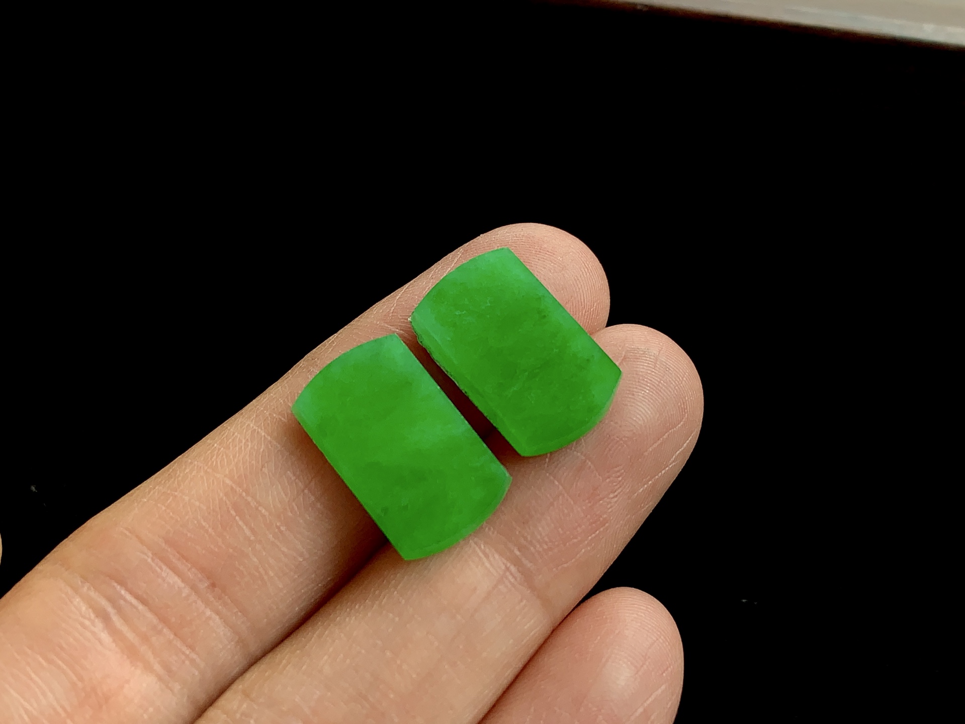 冰绿马鞍一对，色泽纯正，玉质细腻