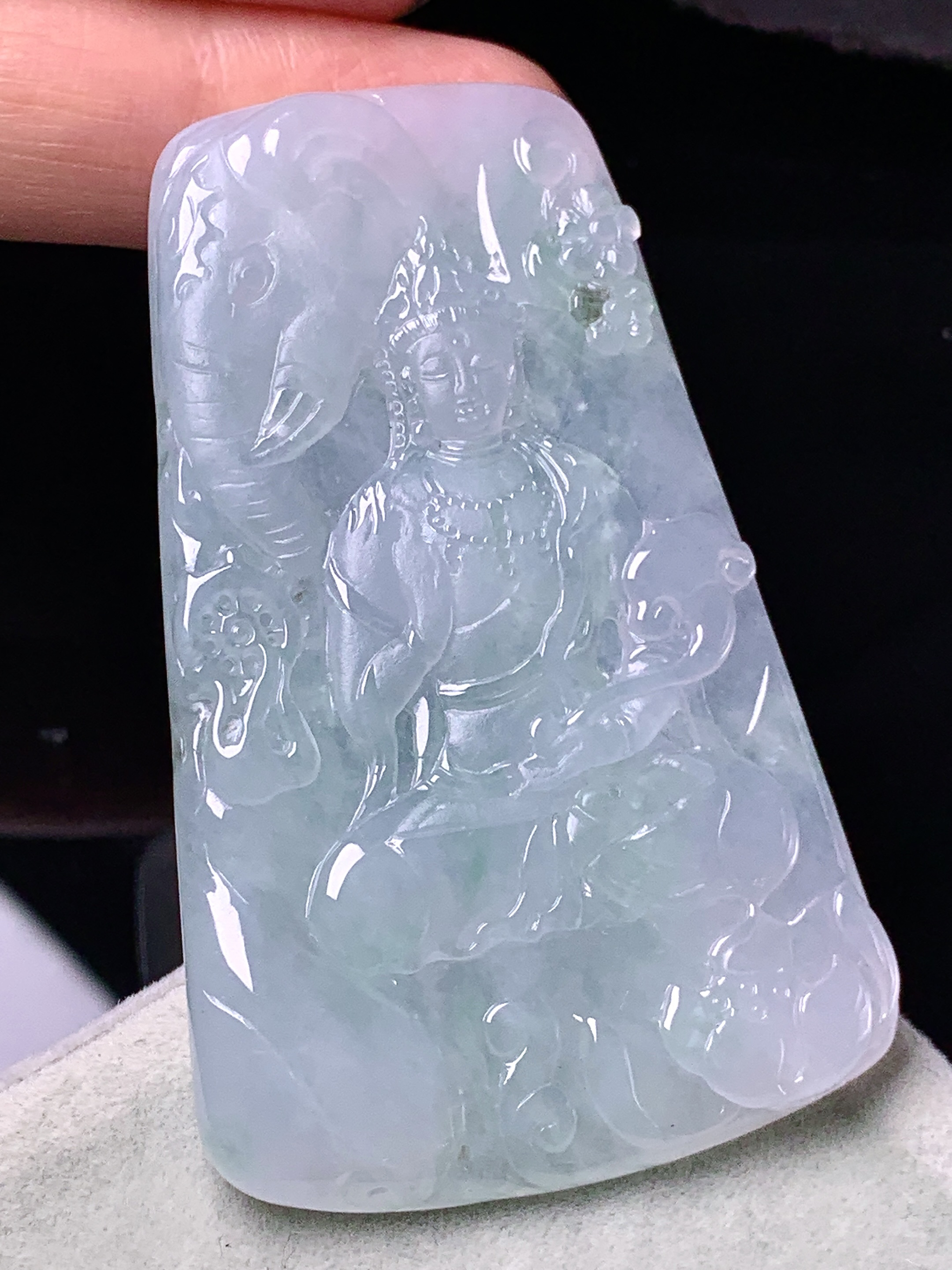 飘绿普贤观音菩萨吊坠 玉质细腻 色泽艳丽清新 整体尺寸60.2*38.2*5 d1