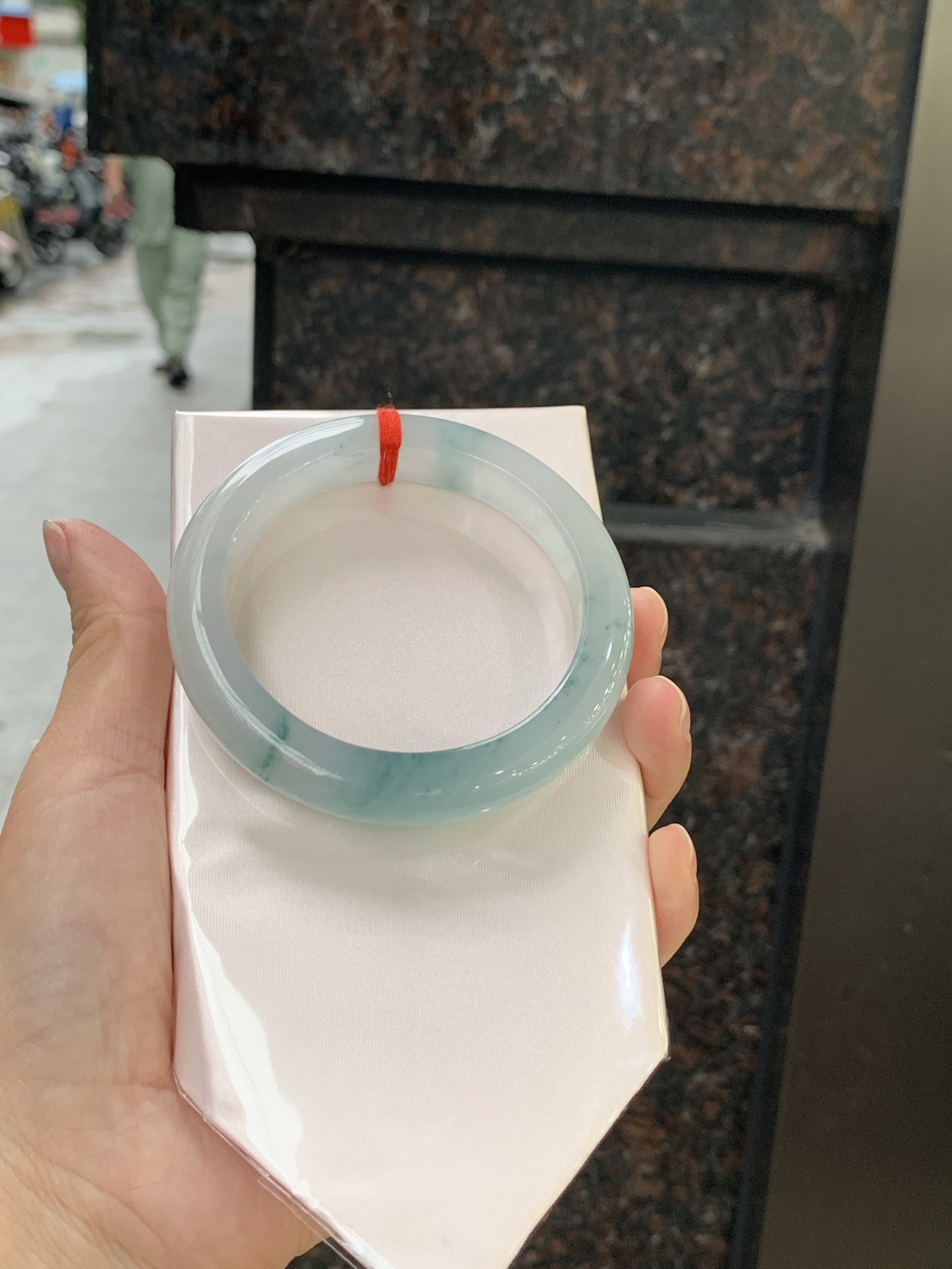 冰飘花正圈 58.4-11.6-9.3 0613-H359-71 打灯细纹，底妆水润细腻，冰底中开出了朵朵兰花，飘花灵动飘逸，勾勒出一幅唯美诗意的山水意境画，古典优雅又秀气