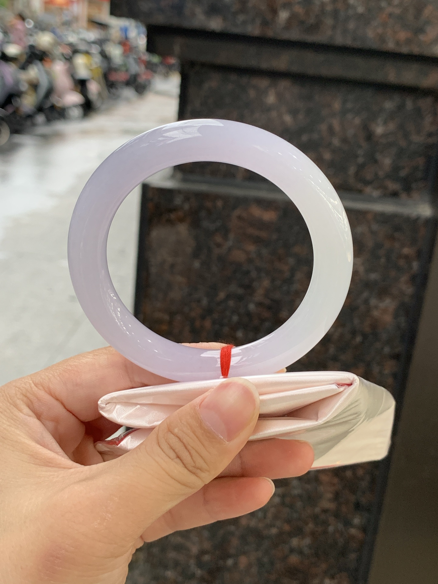 冰春彩圆条 55.8-10.2-10.1 0613-N992-2 无裂，底妆冰润，谁能拒绝一只自带春日滤镜的春彩镯啊，紫底晕染着飘一抹金丝阳绿，像雾里的新芽，冰润细腻，上手温柔到骨子里，把整个春天的诗意都戴在手上。