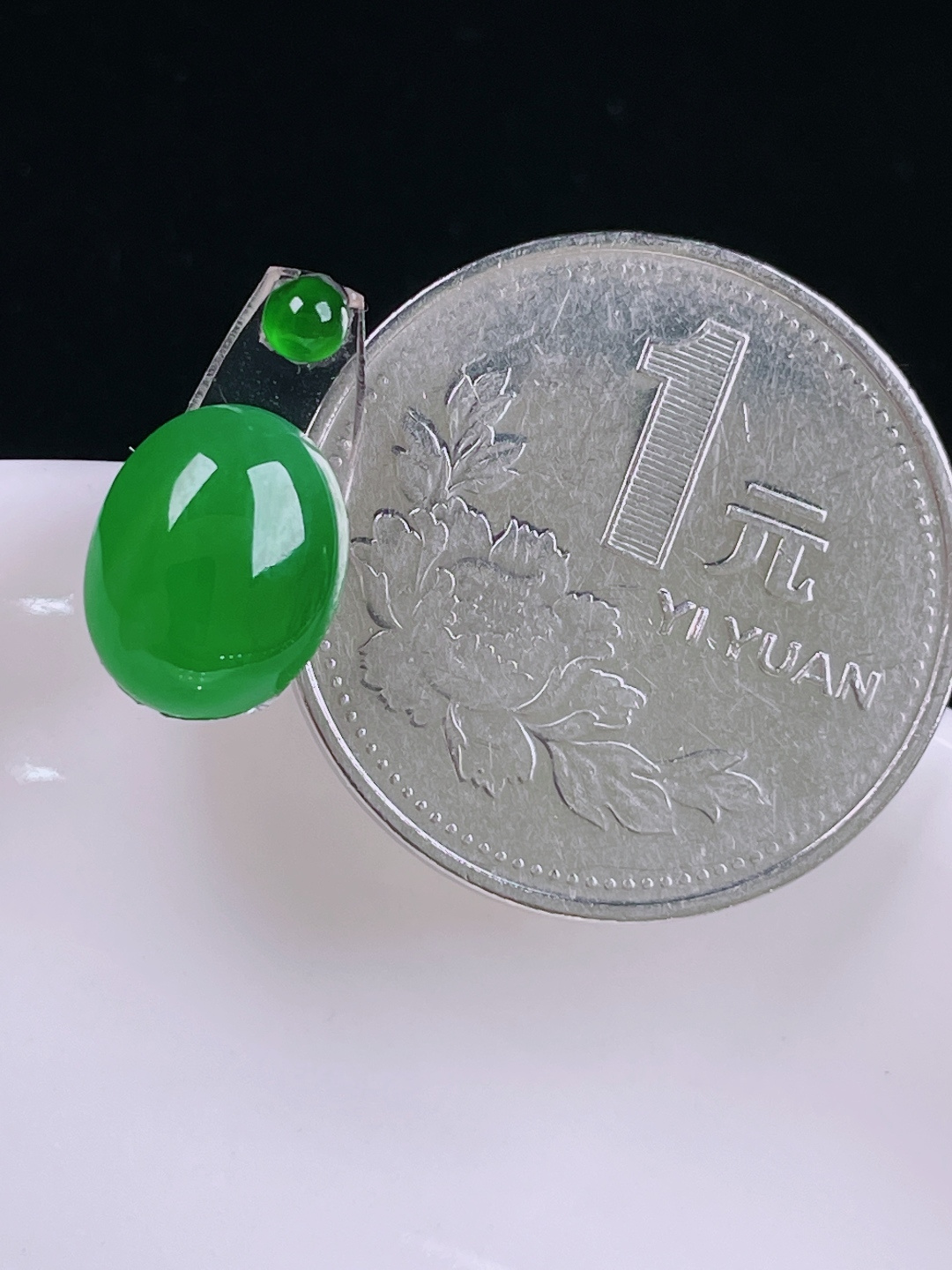 ️冰绿蛋面，老种起光，细底通透，尺寸：10.5/8.5/4.5mm0613