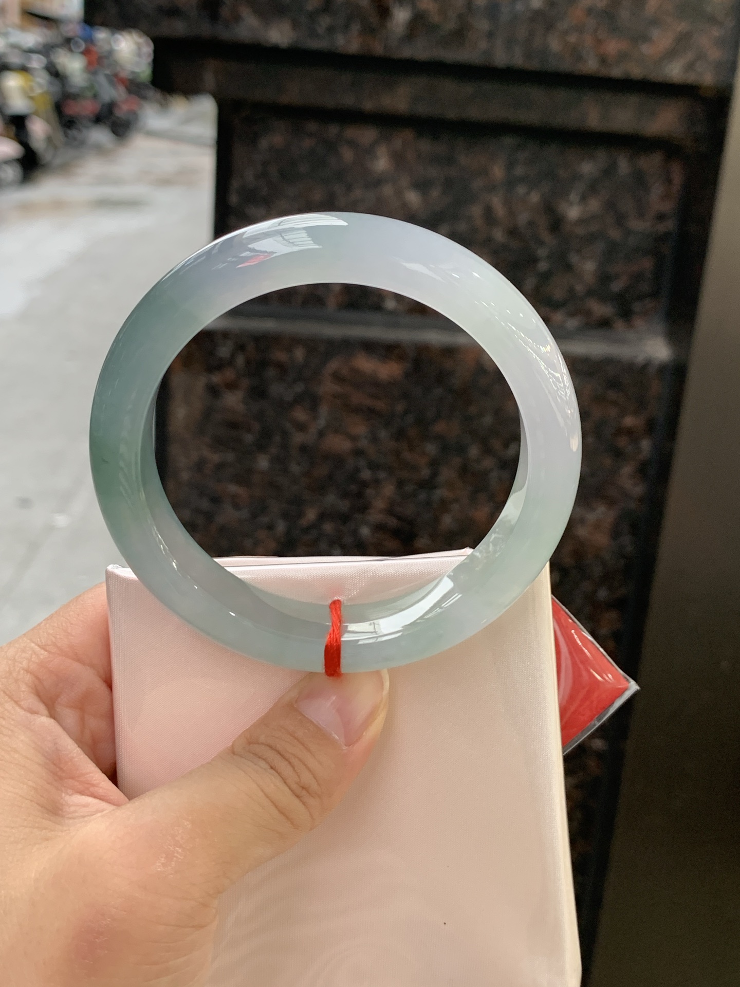 冰春彩正圈 58.5-12.5-8.7 0613-H359-77 无裂，冰透莹润，湖水青渐变底色柔和耐看，种水通透干净，光线穿过自带水光灵气