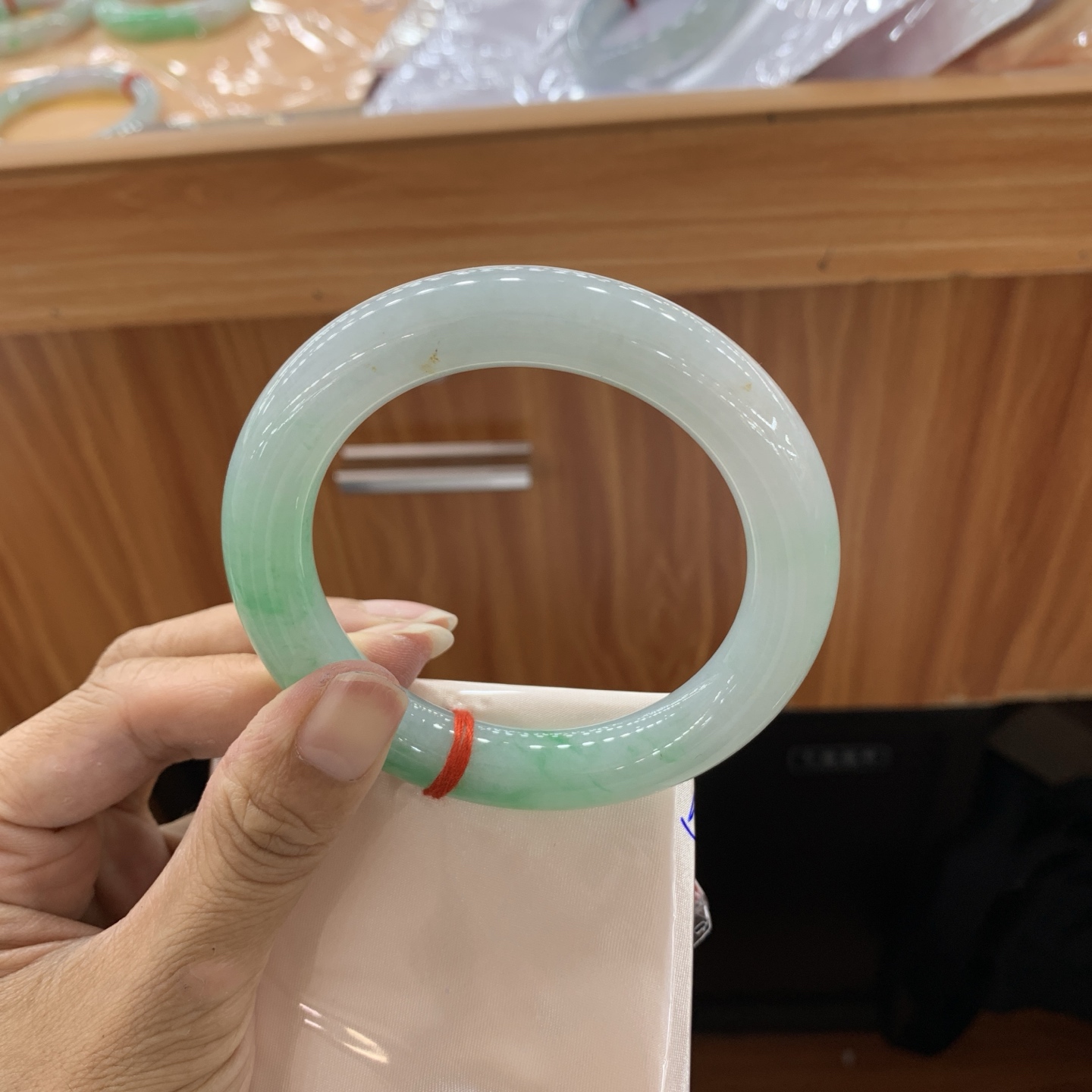 飘绿花圆条翡翠手镯 59.3-11.7