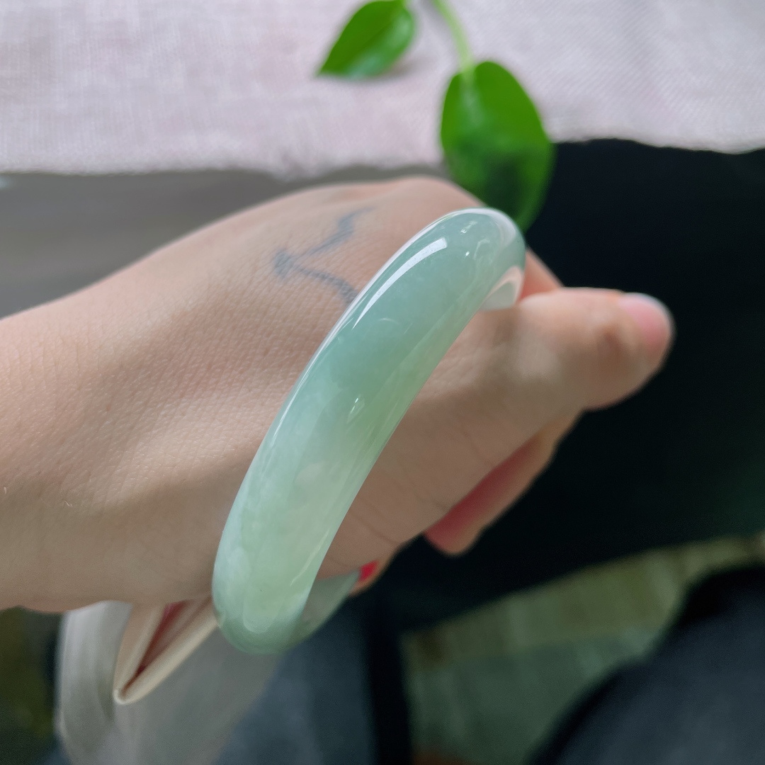 51.3/11.1/6.8，淡绿底正圈，水头好，质地温润细腻，百搭，小手福利，无裂，ss54107a
