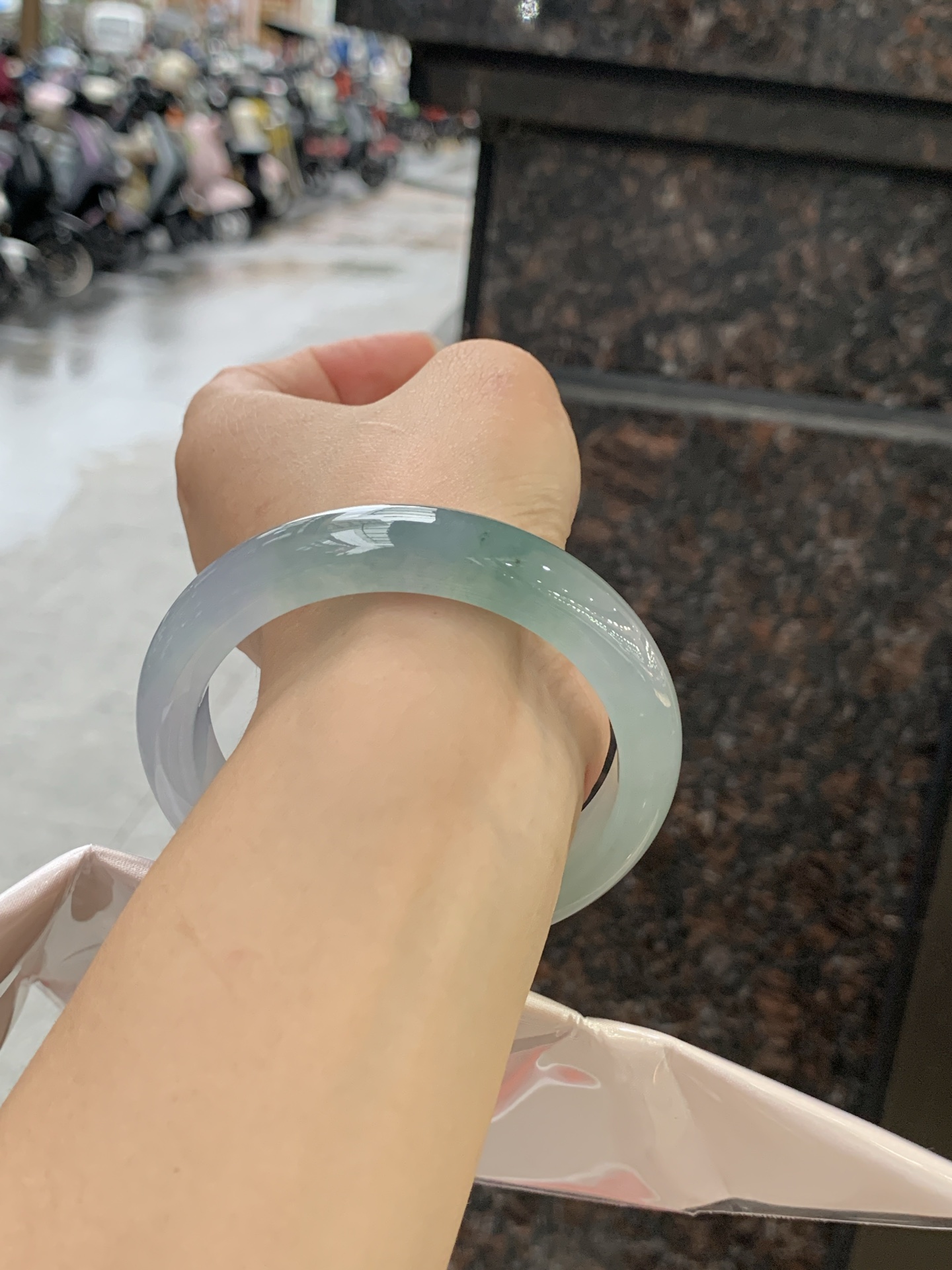 冰春彩正圈 58.5-12.5-8.7 0613-H359-77 无裂，冰透莹润，湖水青渐变底色柔和耐看，种水通透干净，光线穿过自带水光灵气