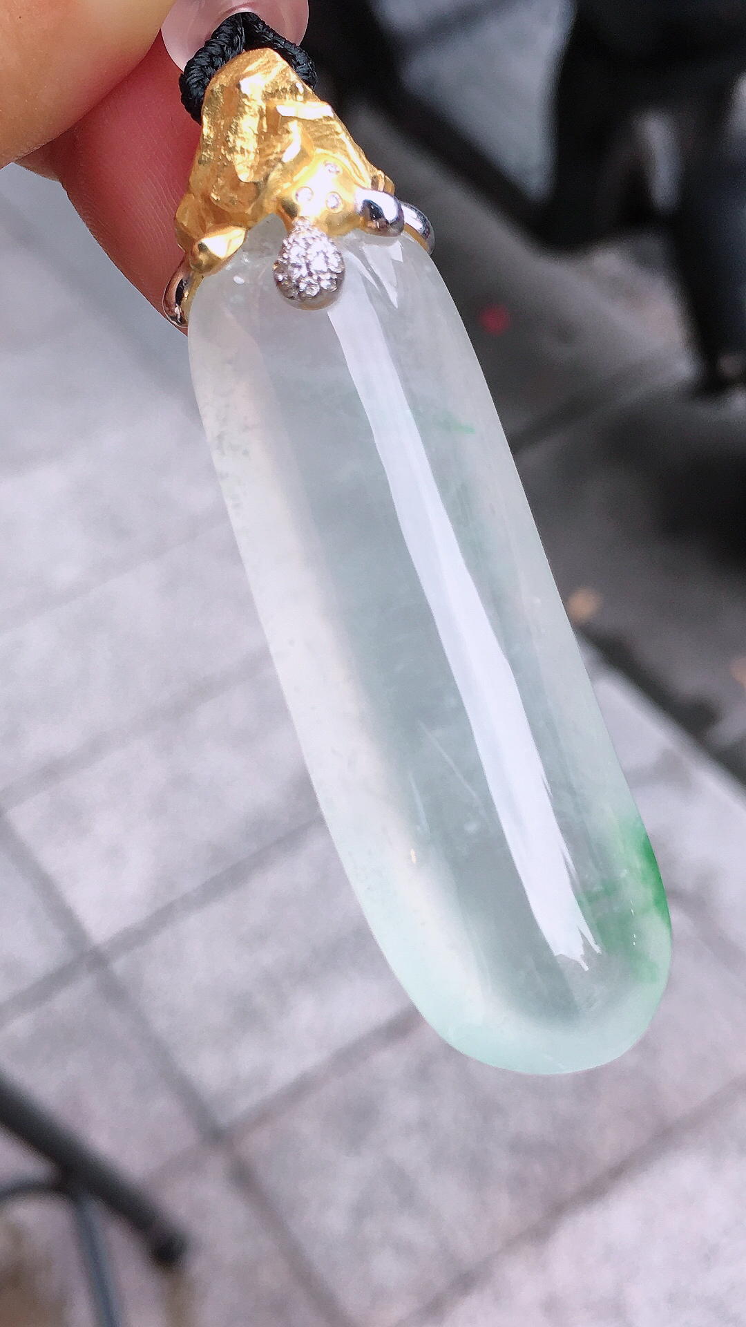冰飘绿福瓜吊坠，色泽艳丽，玉质细腻，荧光感超
强，饱满圆润，简单大方，尽显优雅气质，18k
金豪华镶嵌