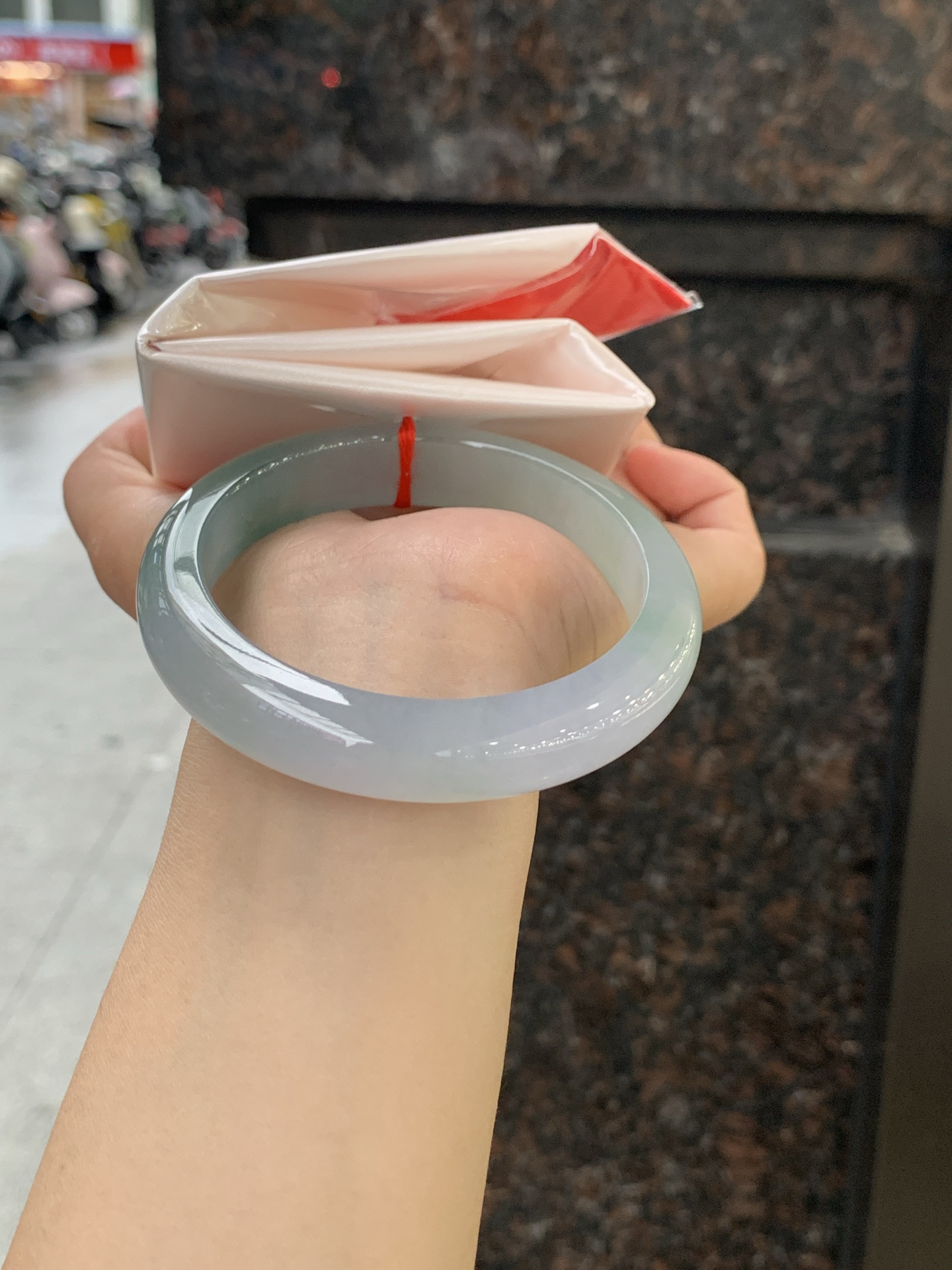 冰春彩正圈 58.5-12.5-8.7 0613-H359-77 无裂，冰透莹润，湖水青渐变底色柔和耐看，种水通透干净，光线穿过自带水光灵气
